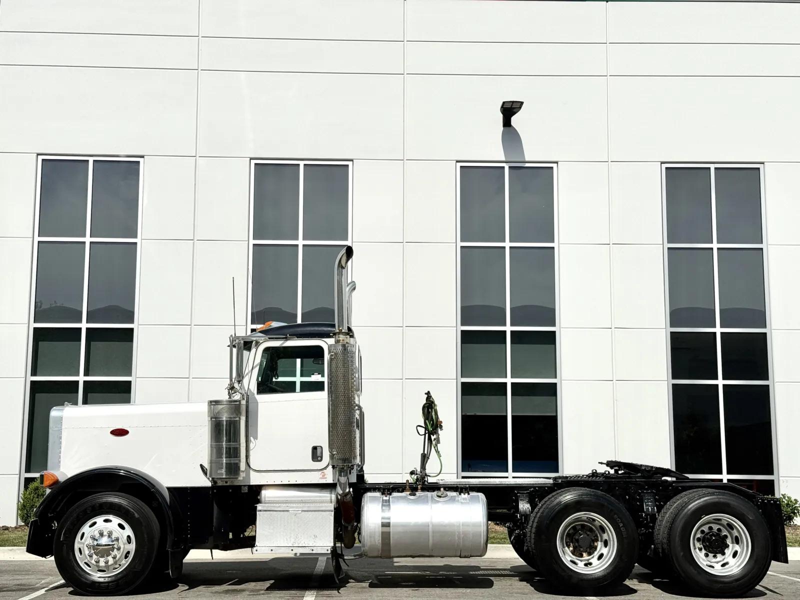 2006 Peterbilt 379 in New Lenox, IL — photo 4