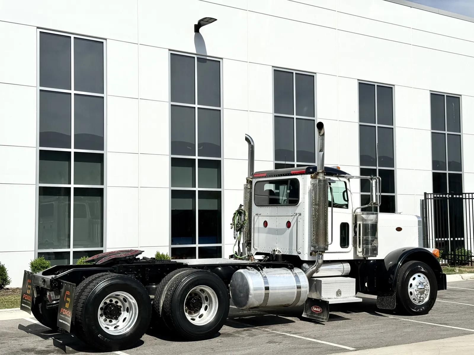 2006 Peterbilt 379 in New Lenox, IL — photo 5