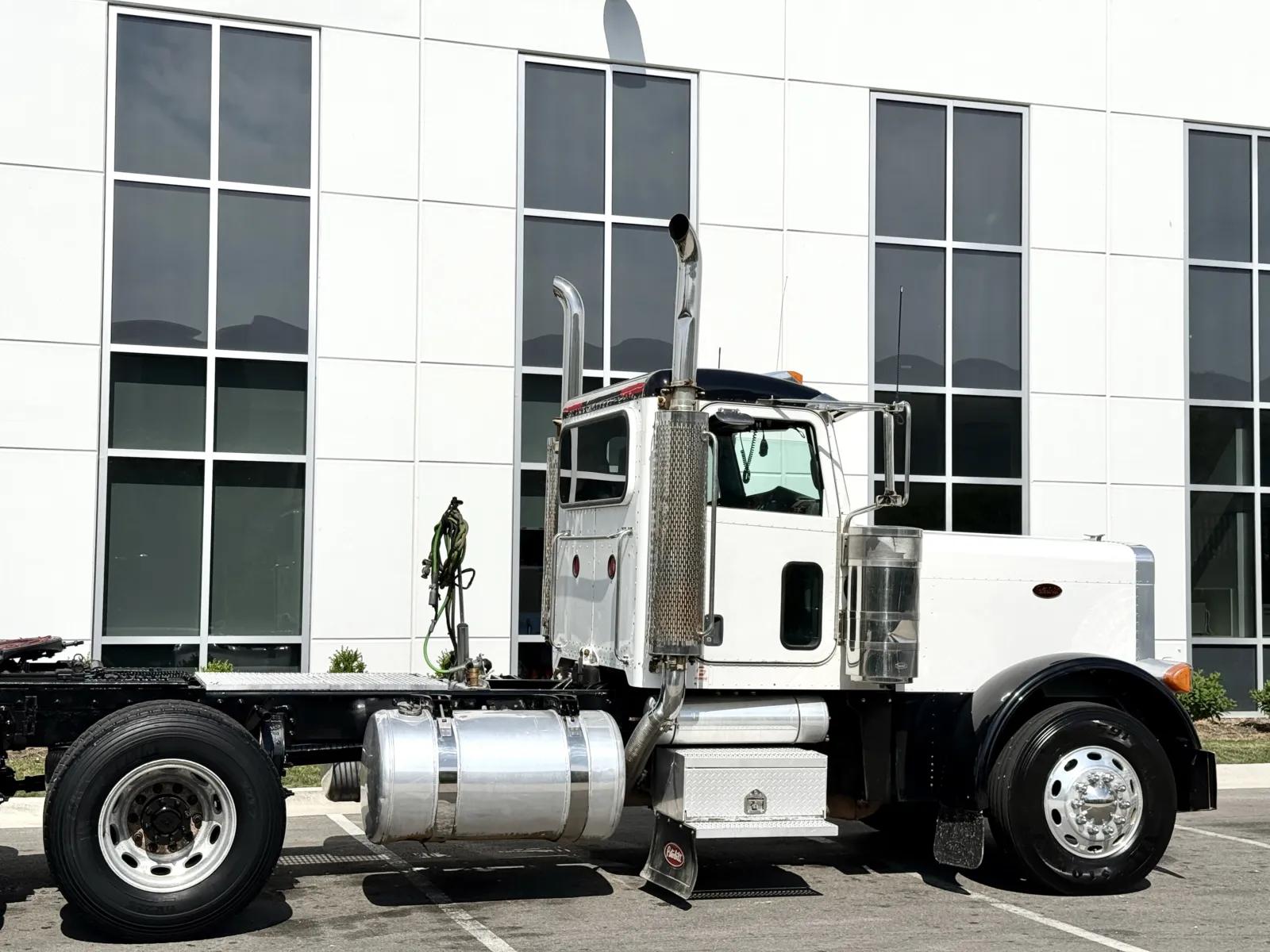 2006 Peterbilt 379 in New Lenox, IL — photo 7
