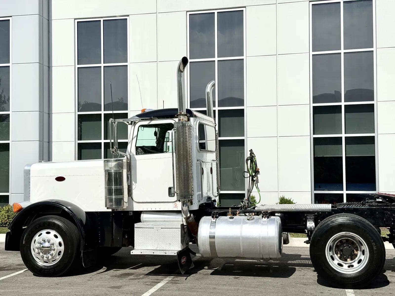 2006 Peterbilt 379 in New Lenox, IL — photo 8