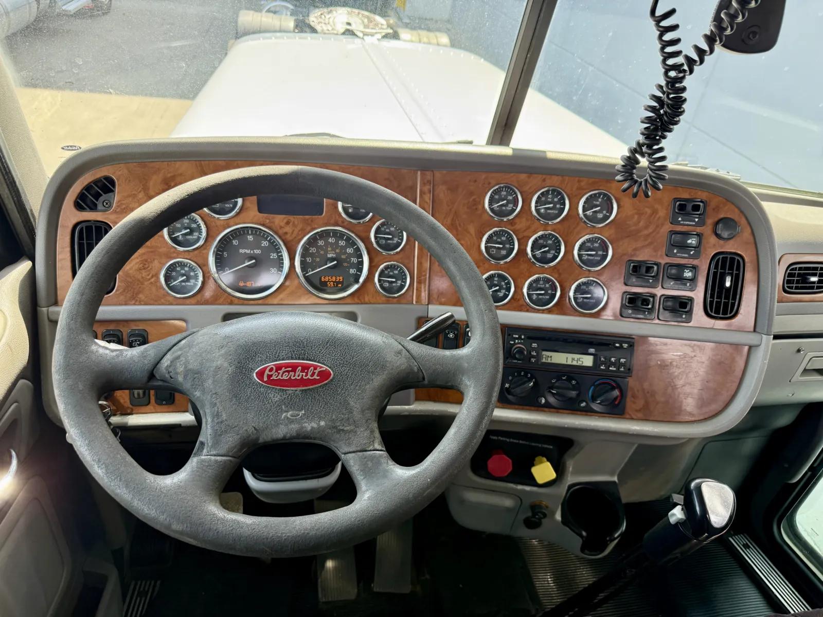 2006 Peterbilt 379 in New Lenox, IL — photo 16
