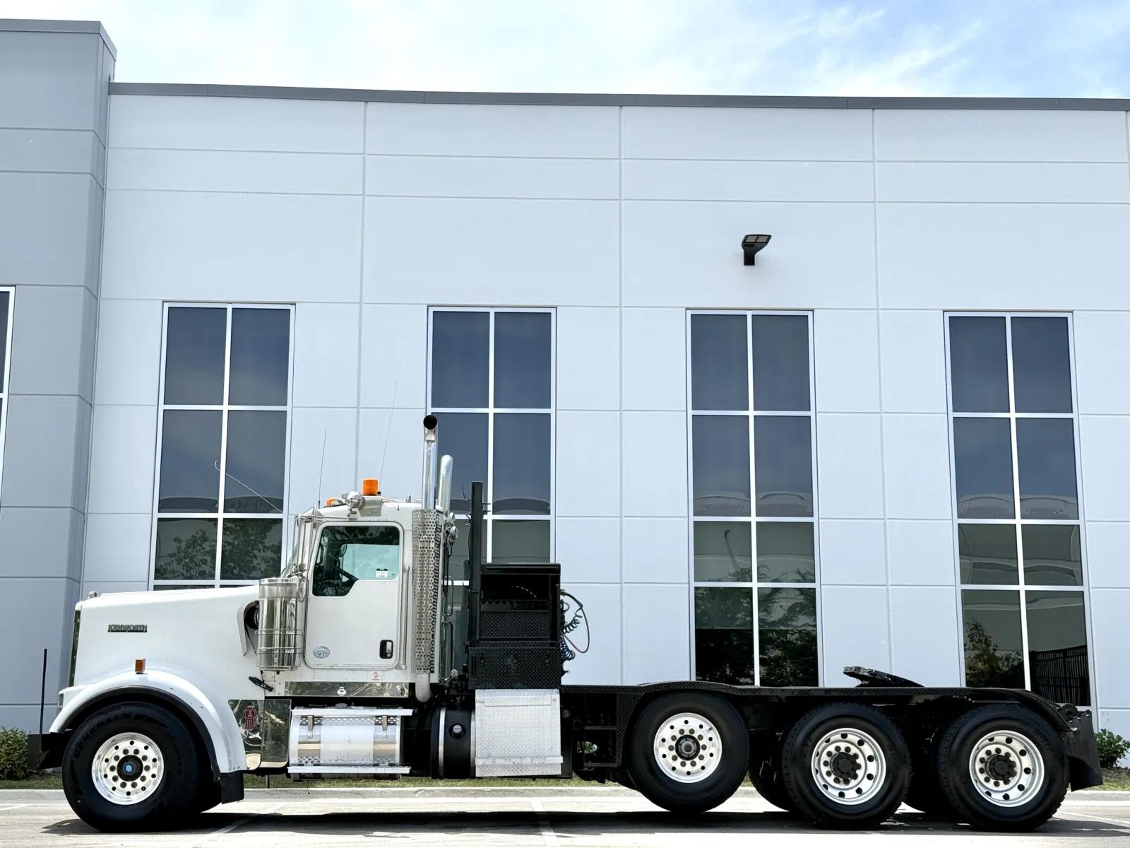 2013 Kenworth W900 in New Lenox, IL — photo 4