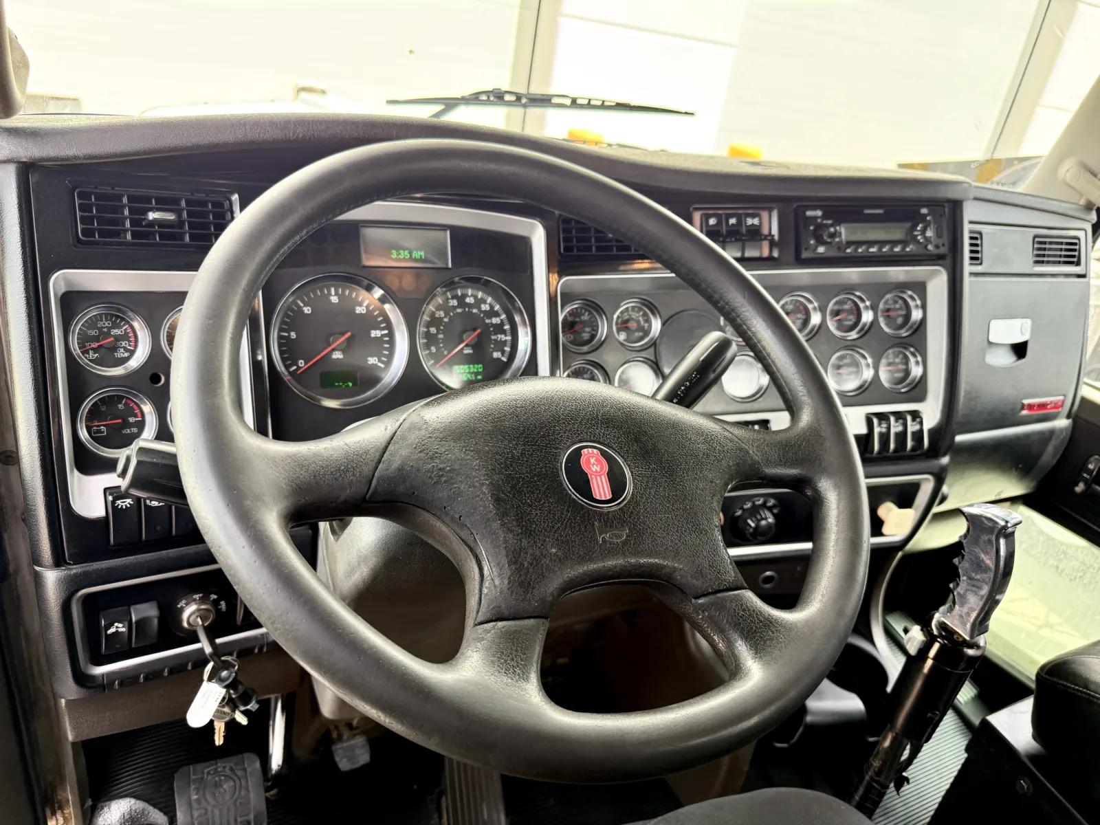 2013 Kenworth W900 in New Lenox, IL — photo 15