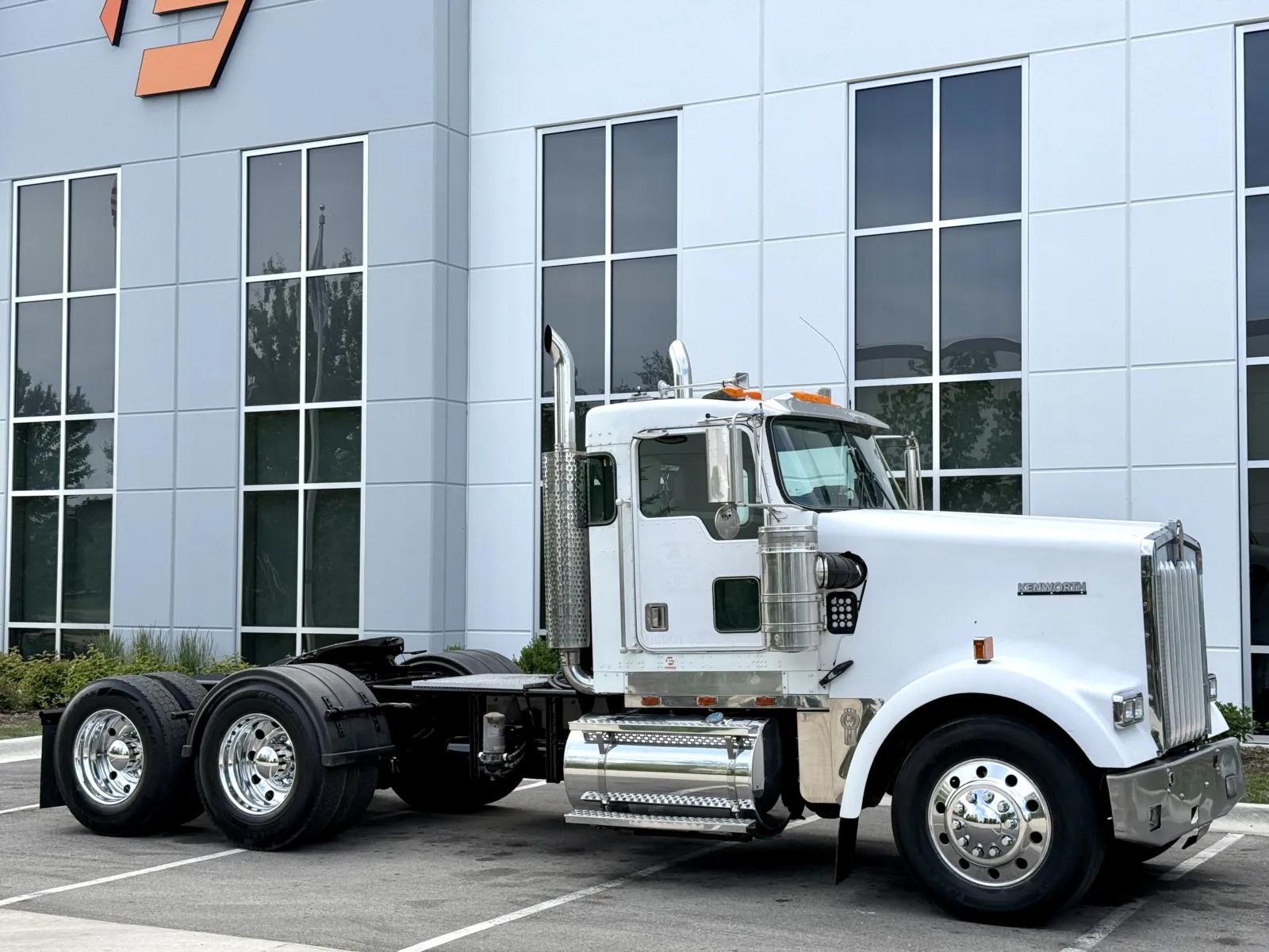 2000 Kenworth W900 in New Lenox, IL — photo 2