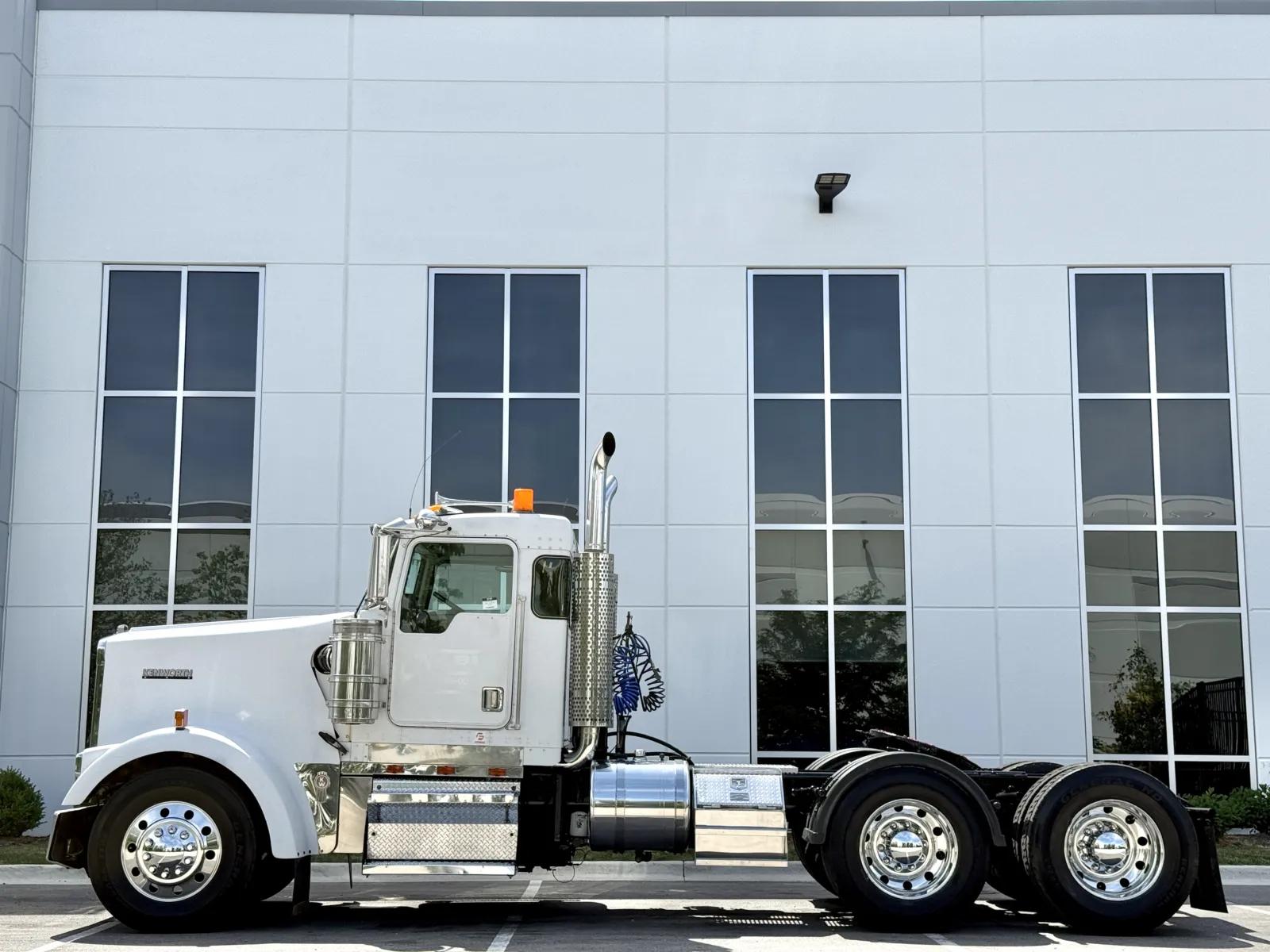 2000 Kenworth W900 in New Lenox, IL — photo 4