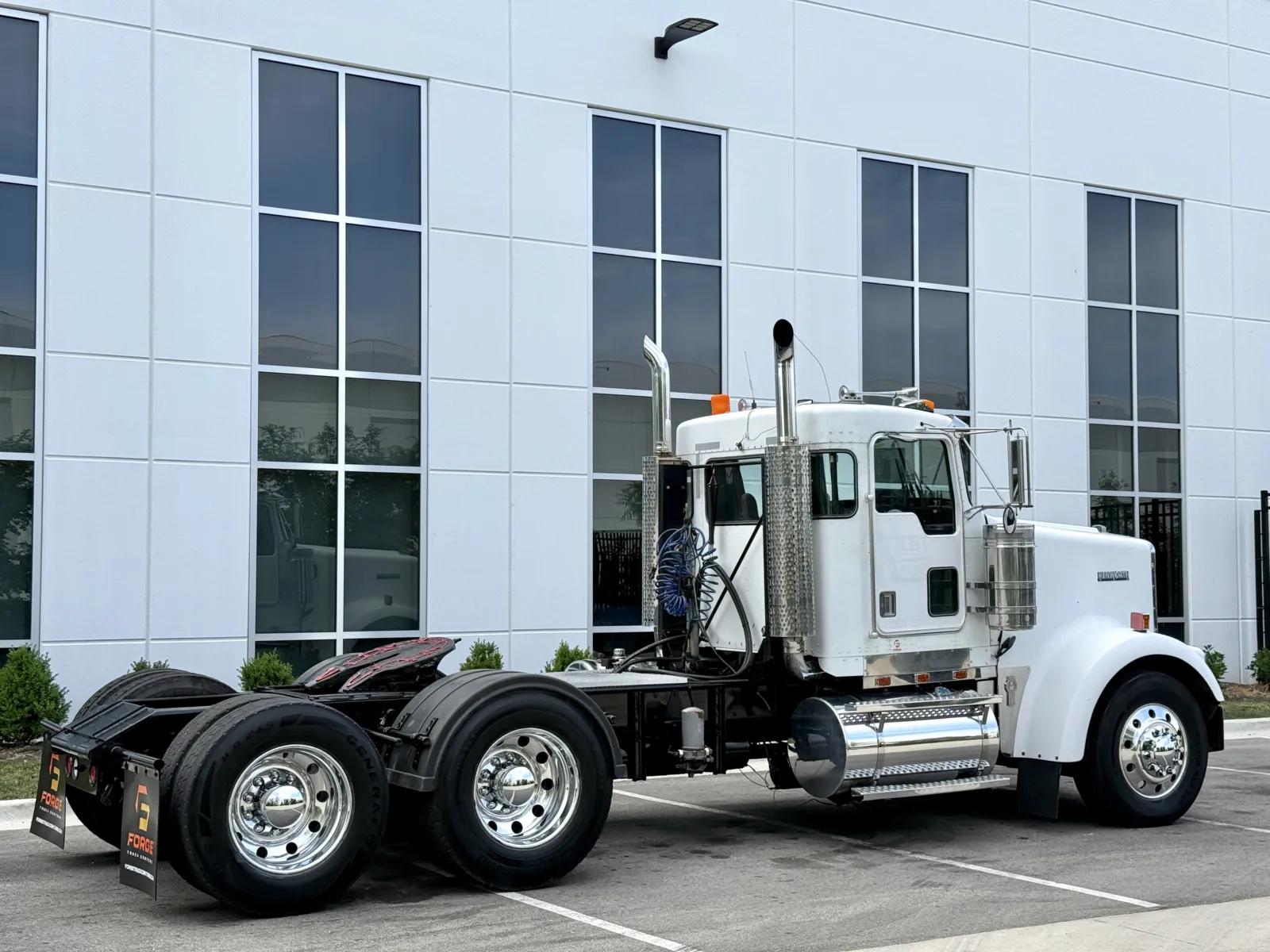 2000 Kenworth W900 in New Lenox, IL — photo 5