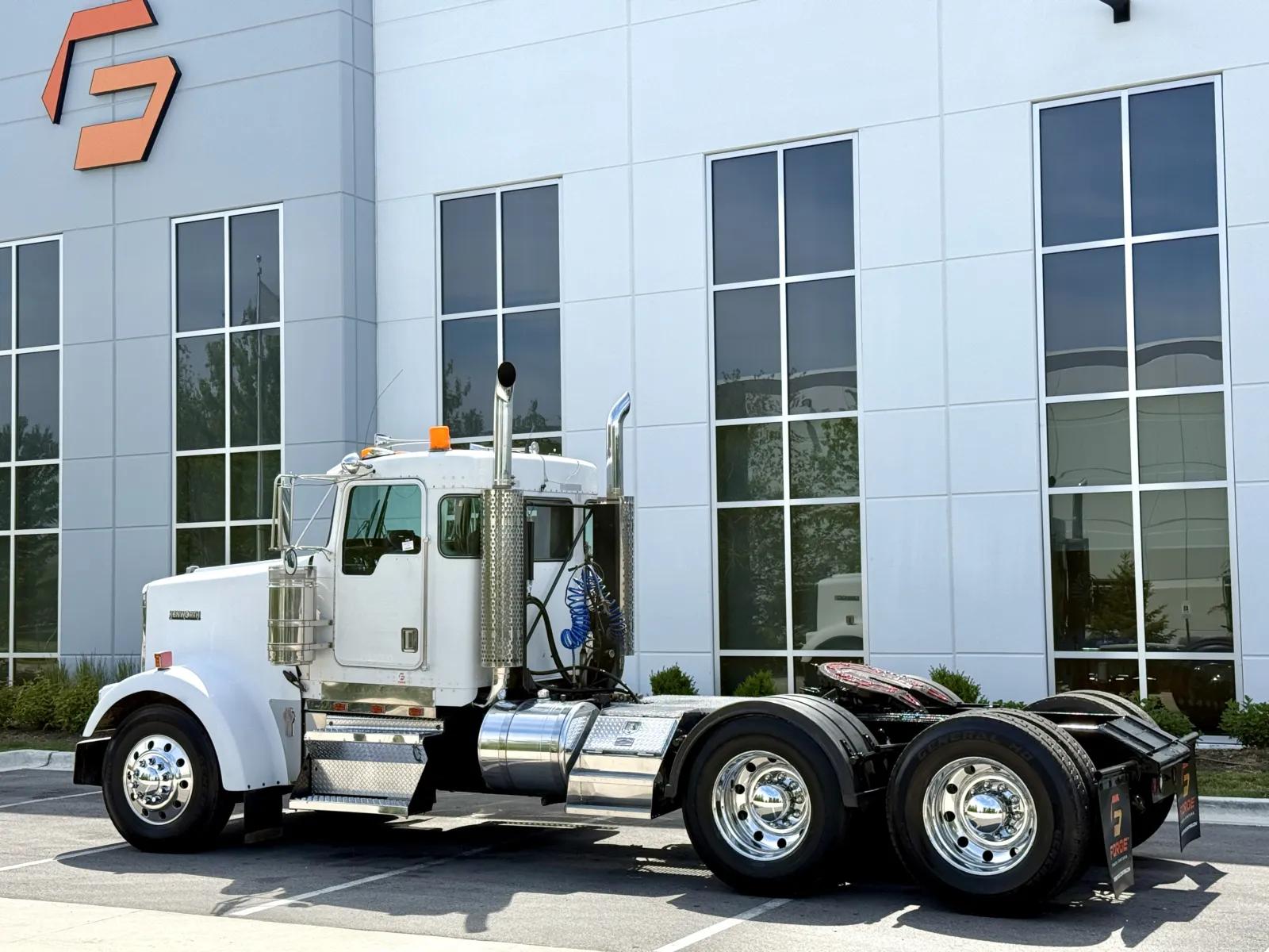 2000 Kenworth W900 in New Lenox, IL — photo 6