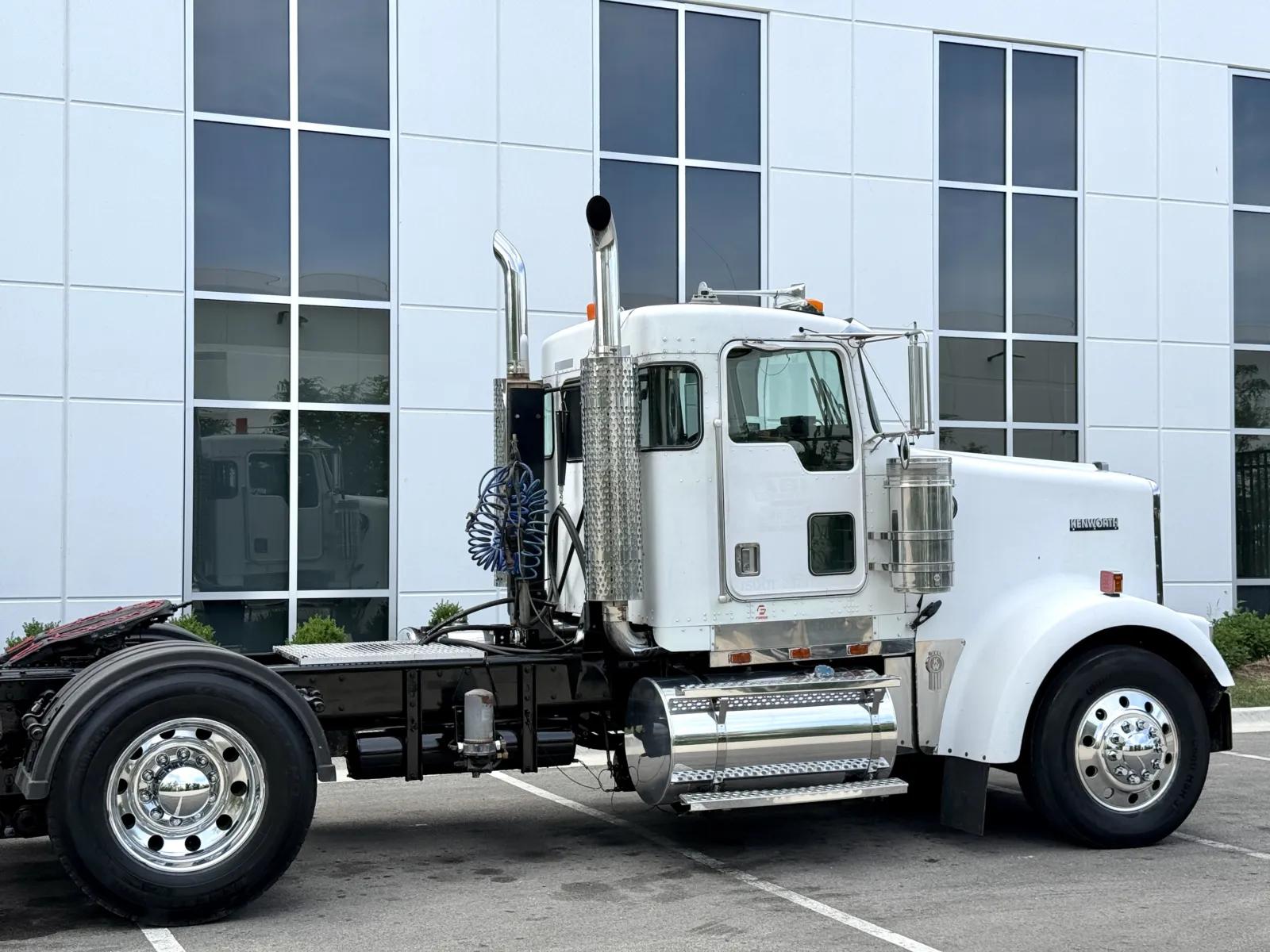 2000 Kenworth W900 in New Lenox, IL — photo 7