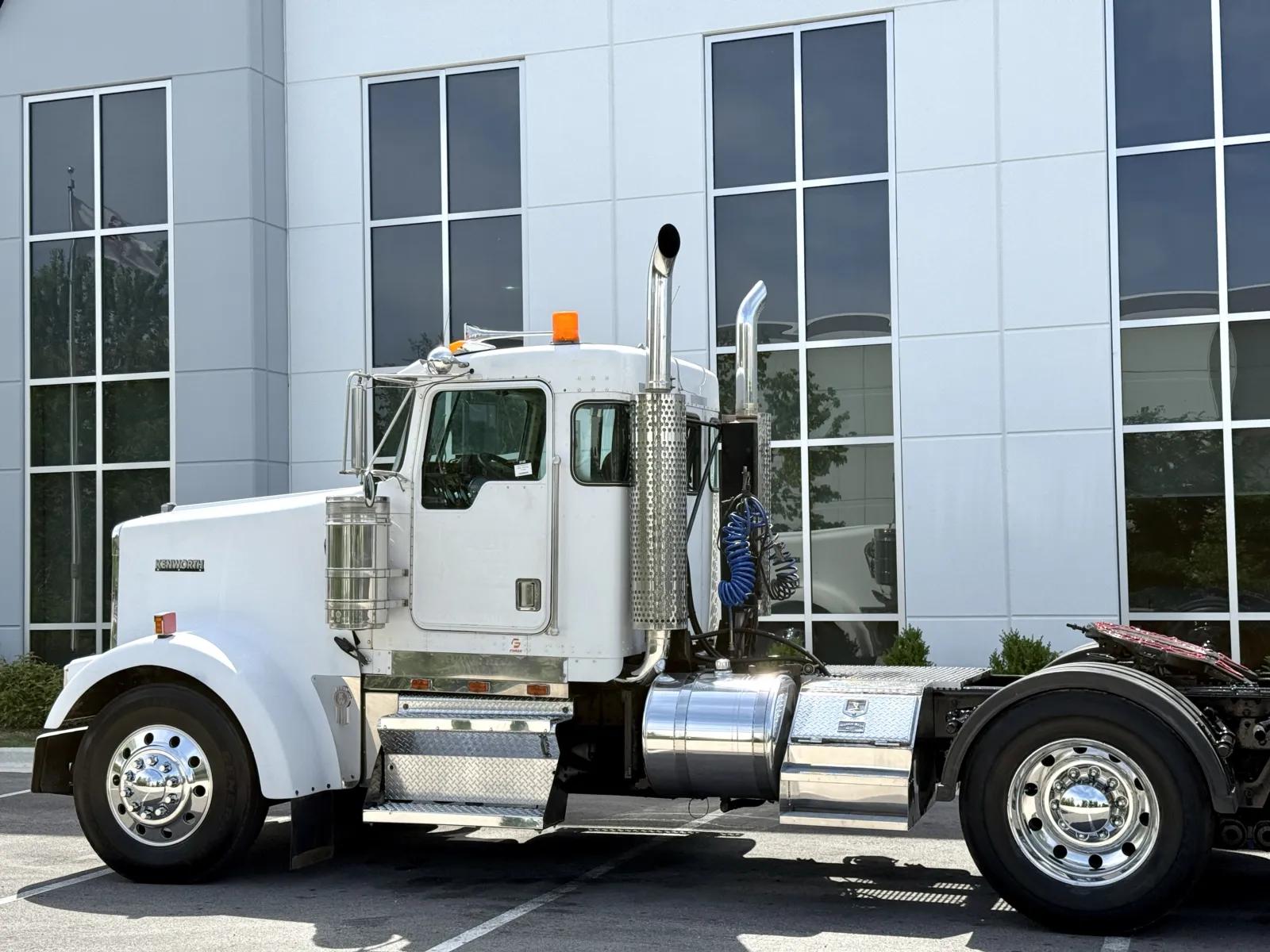 2000 Kenworth W900 in New Lenox, IL — photo 8