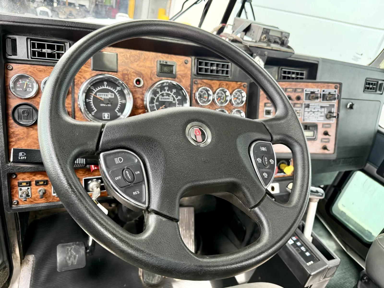 2000 Kenworth W900 in New Lenox, IL — photo 15