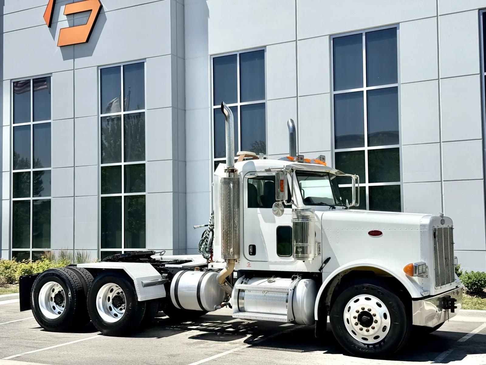 2006 Peterbilt 379 in New Lenox, IL — photo 2