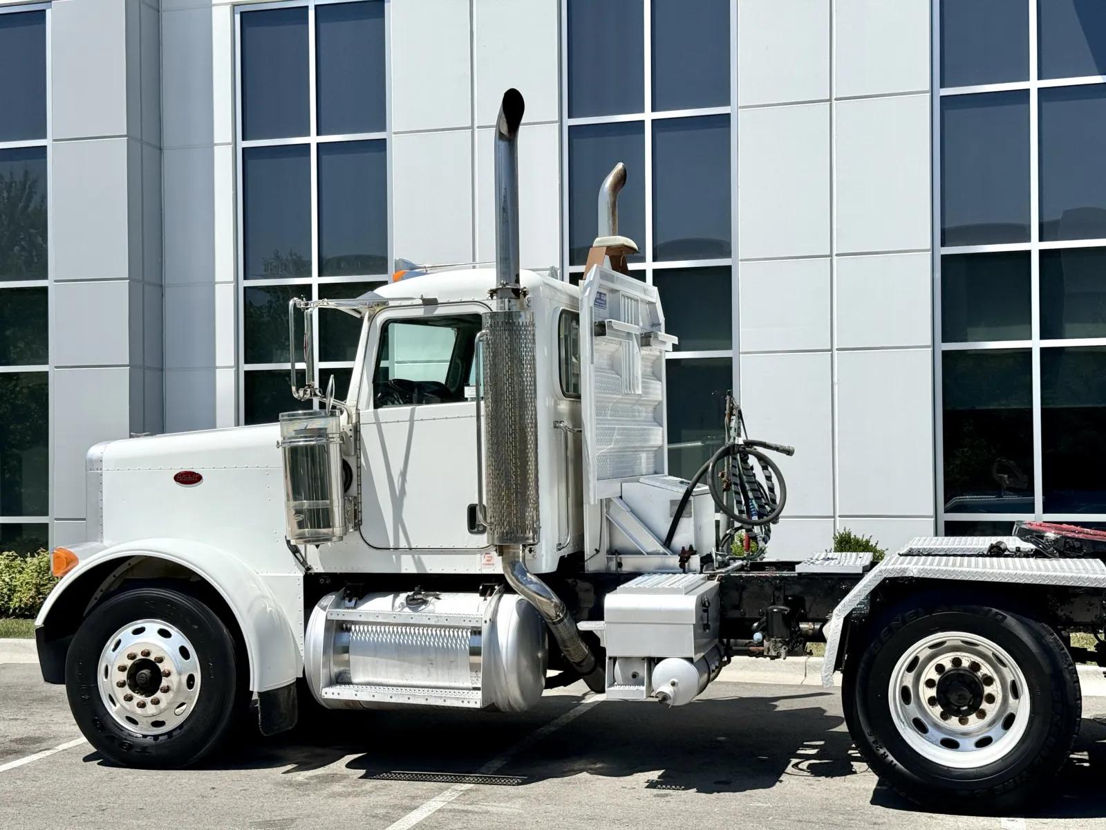 2006 Peterbilt 379 in New Lenox, IL — photo 8