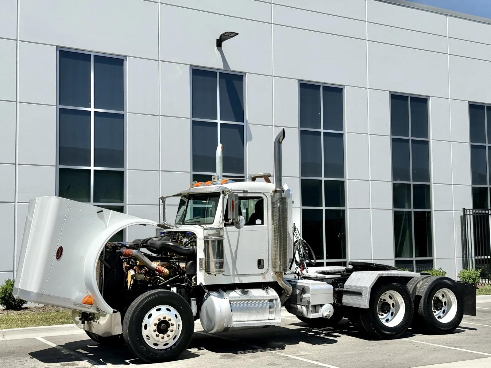2006 Peterbilt 379 in New Lenox, IL — photo 10