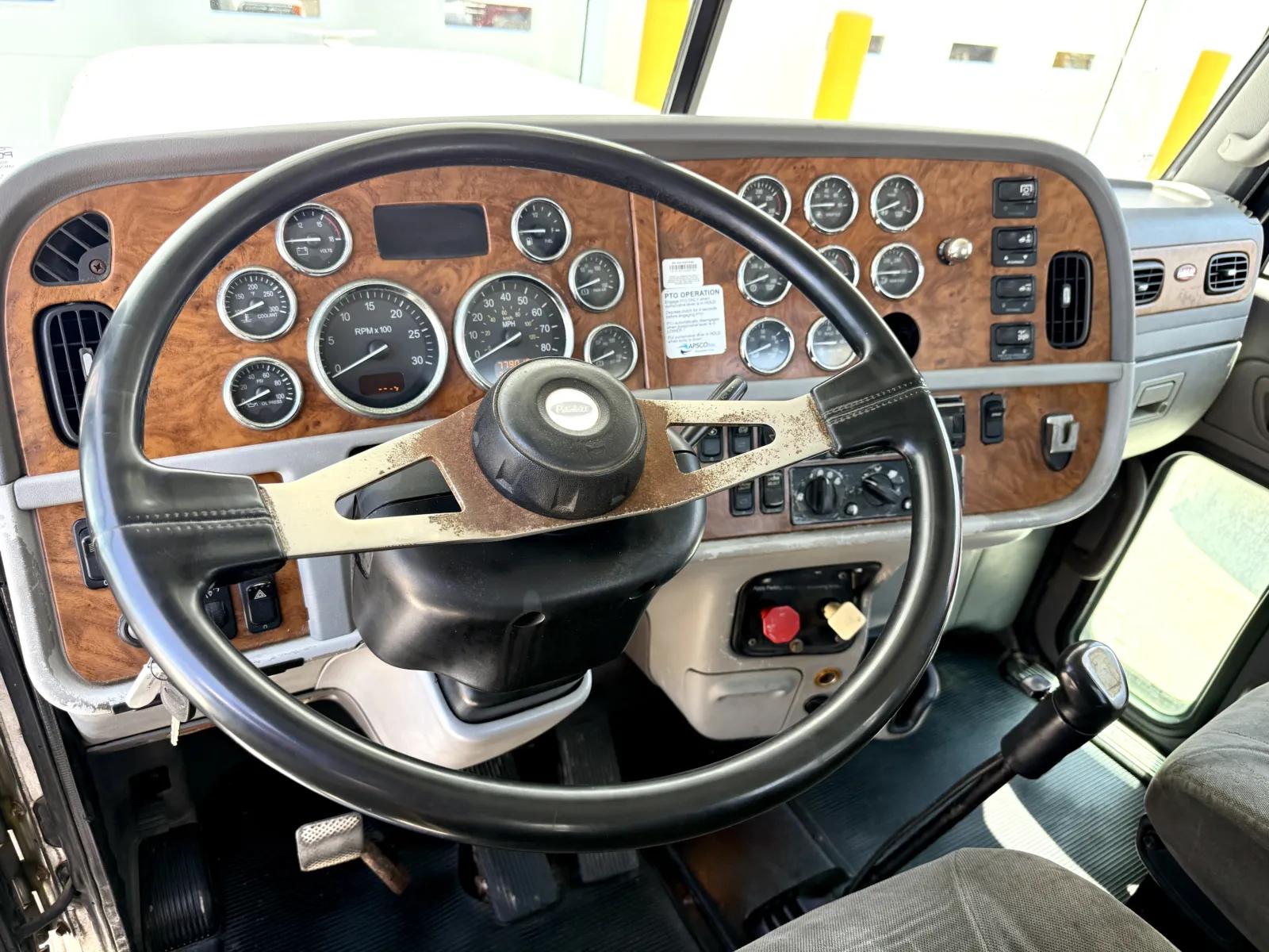 2006 Peterbilt 379 in New Lenox, IL — photo 15