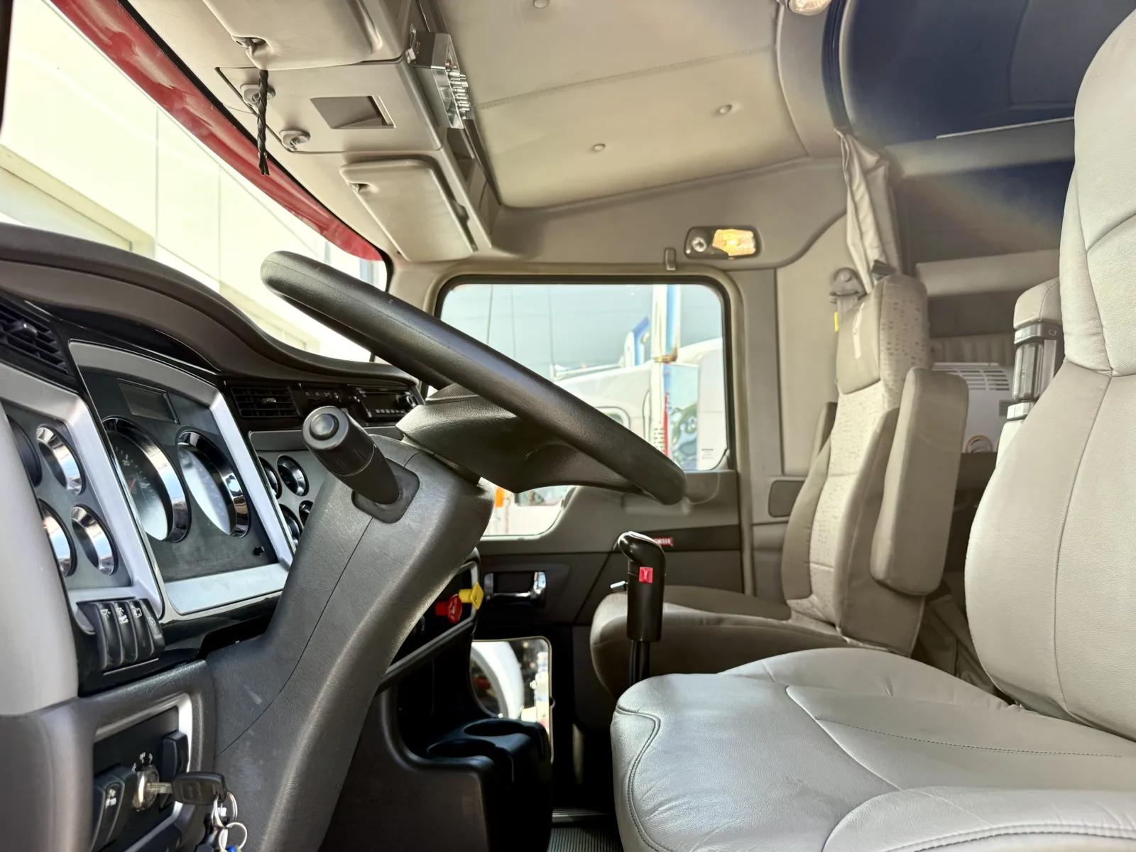 2014 Kenworth T800 in New Lenox, IL — photo 14