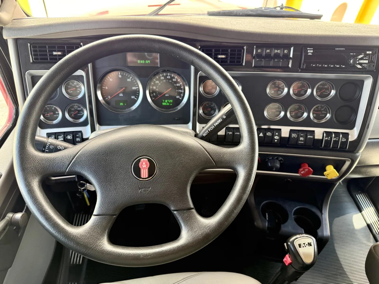 2014 Kenworth T800 in New Lenox, IL — photo 16