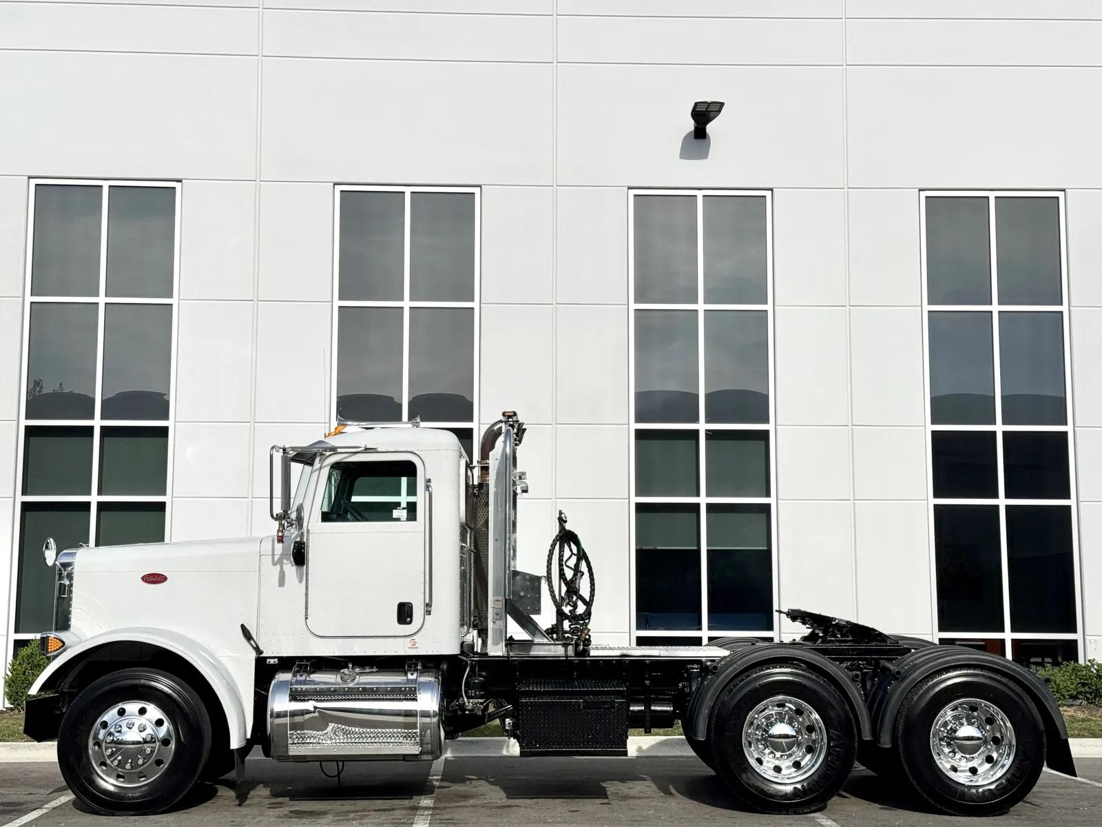 2005 Peterbilt 379 in New Lenox, IL — photo 4