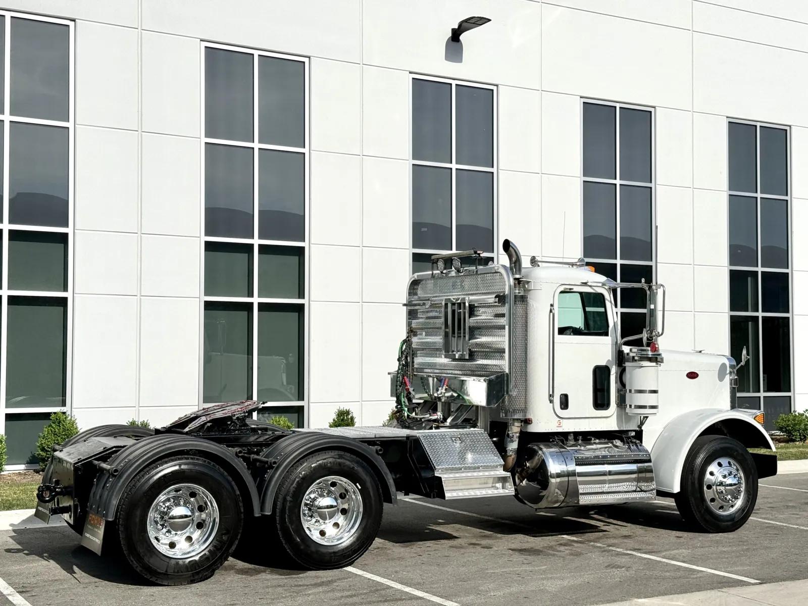 2005 Peterbilt 379 in New Lenox, IL — photo 5