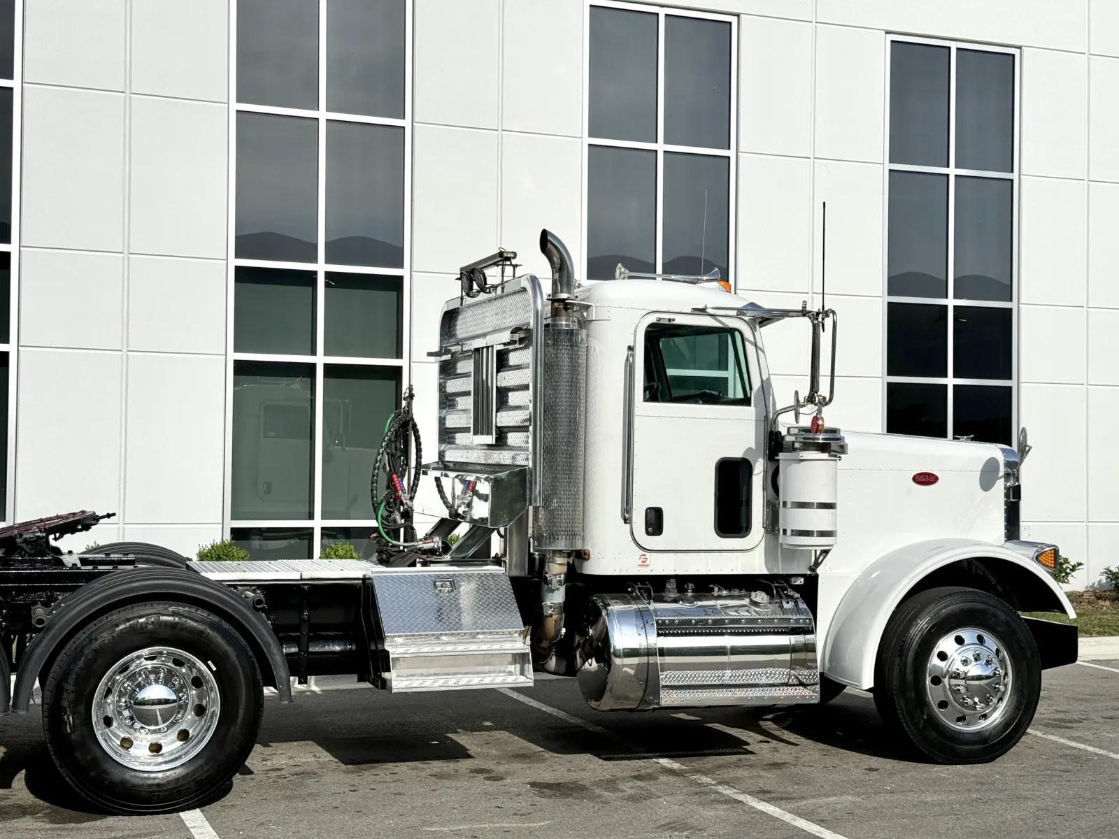 2005 Peterbilt 379 in New Lenox, IL — photo 7