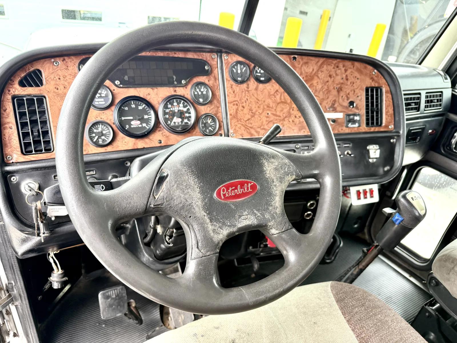 2005 Peterbilt 379 in New Lenox, IL — photo 15