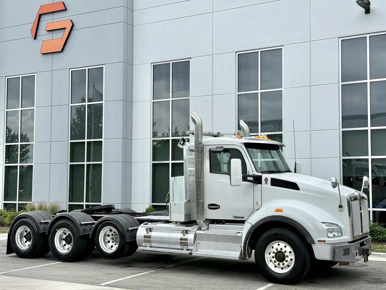 2016 Kenworth T880 in New Lenox, IL — photo 2