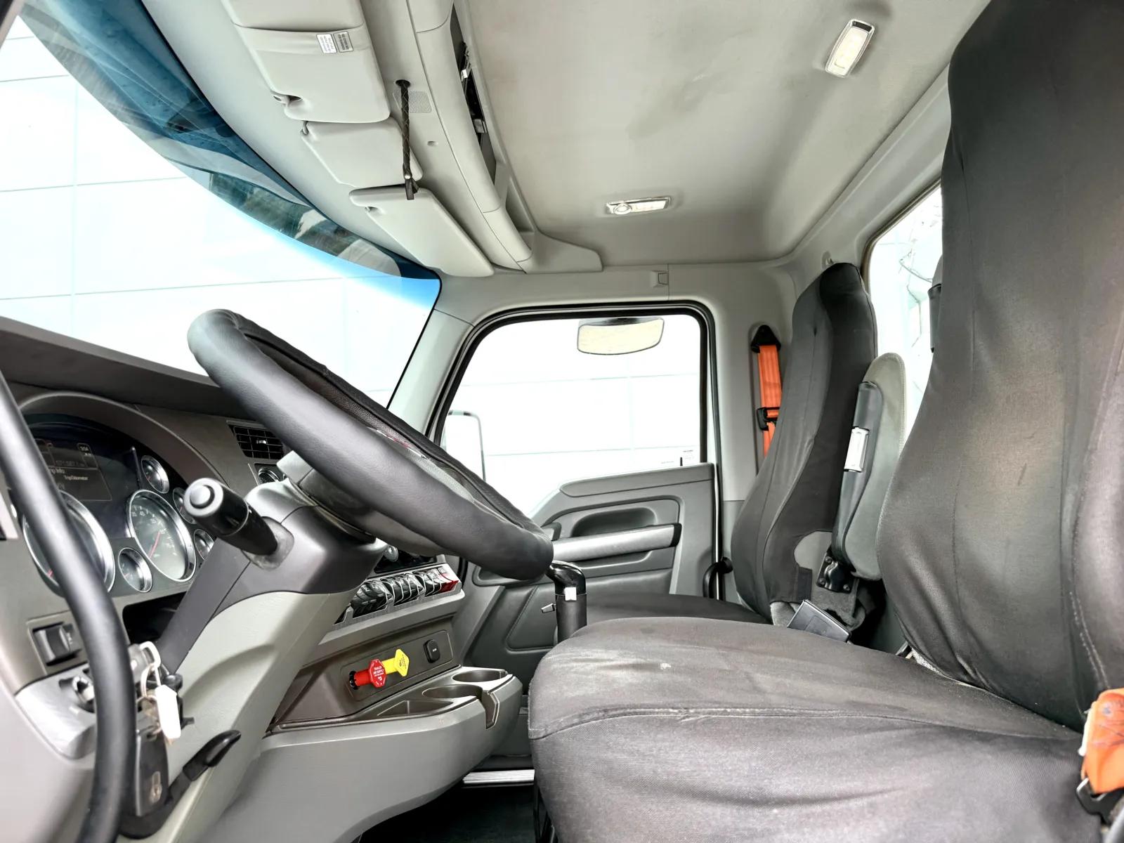 2016 Kenworth T880 in New Lenox, IL — photo 14