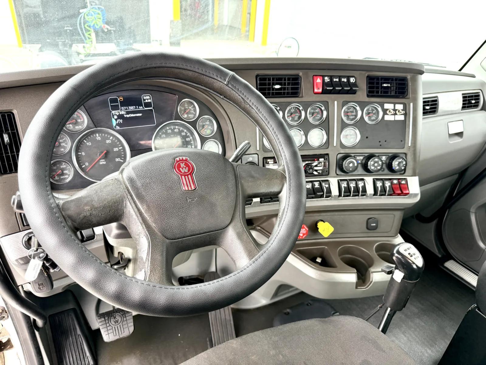 2016 Kenworth T880 in New Lenox, IL — photo 15