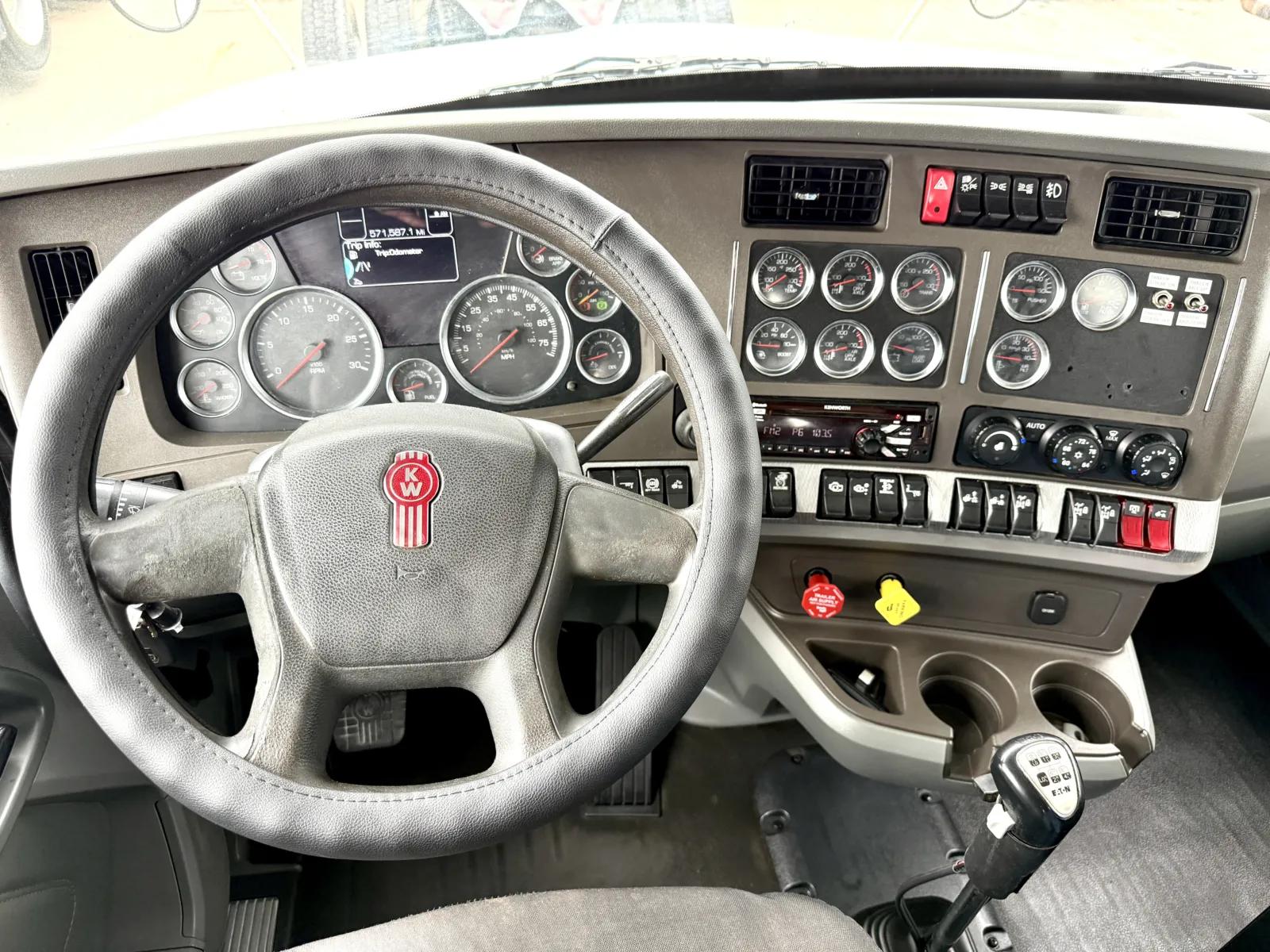 2016 Kenworth T880 in New Lenox, IL — photo 16