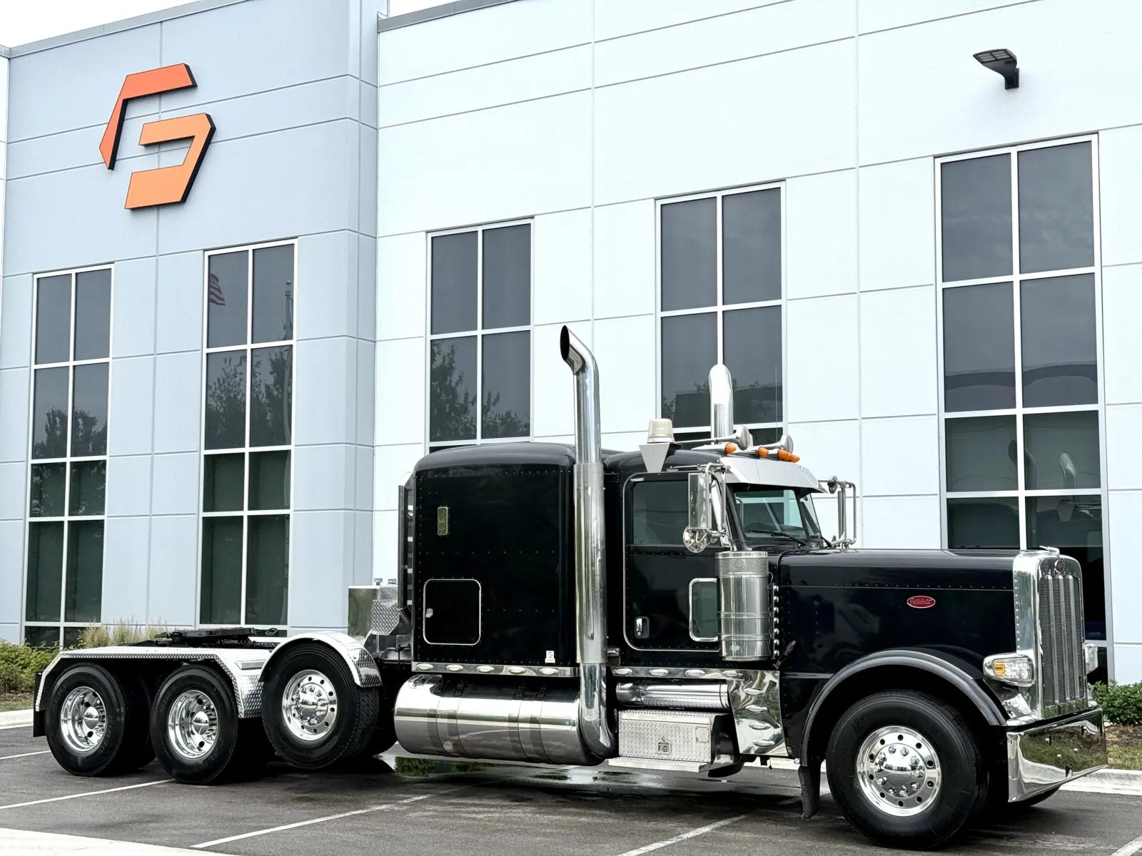 2014 Peterbilt 389 in New Lenox, IL — photo 2