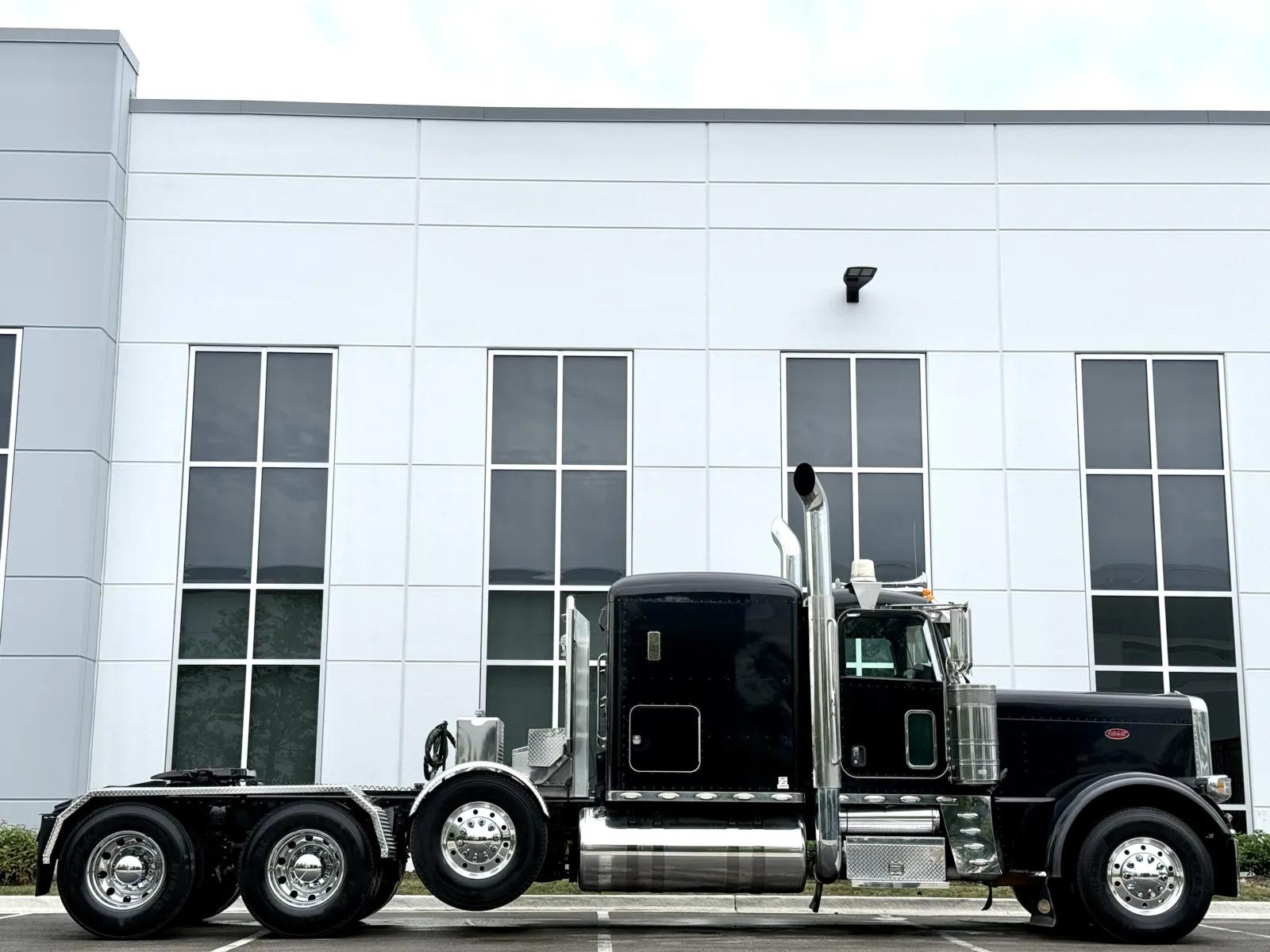 2014 Peterbilt 389 in New Lenox, IL — photo 3