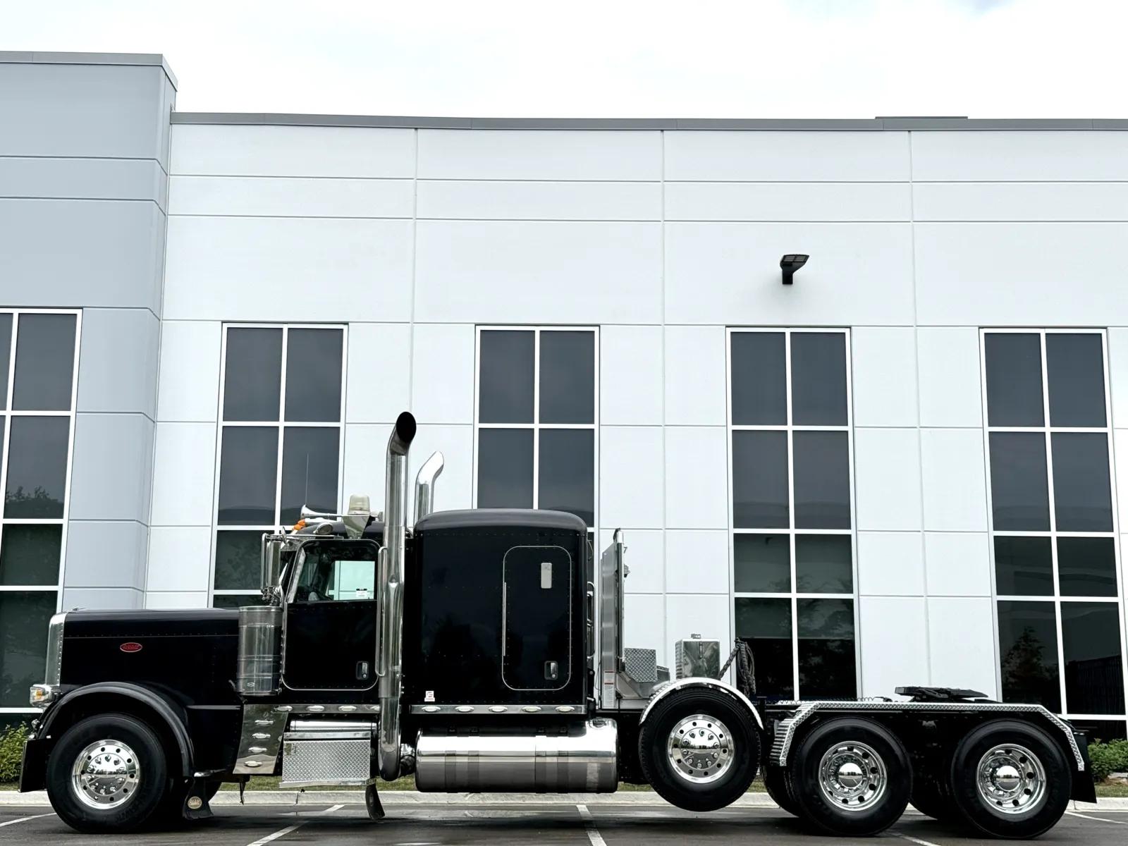 2014 Peterbilt 389 in New Lenox, IL — photo 4