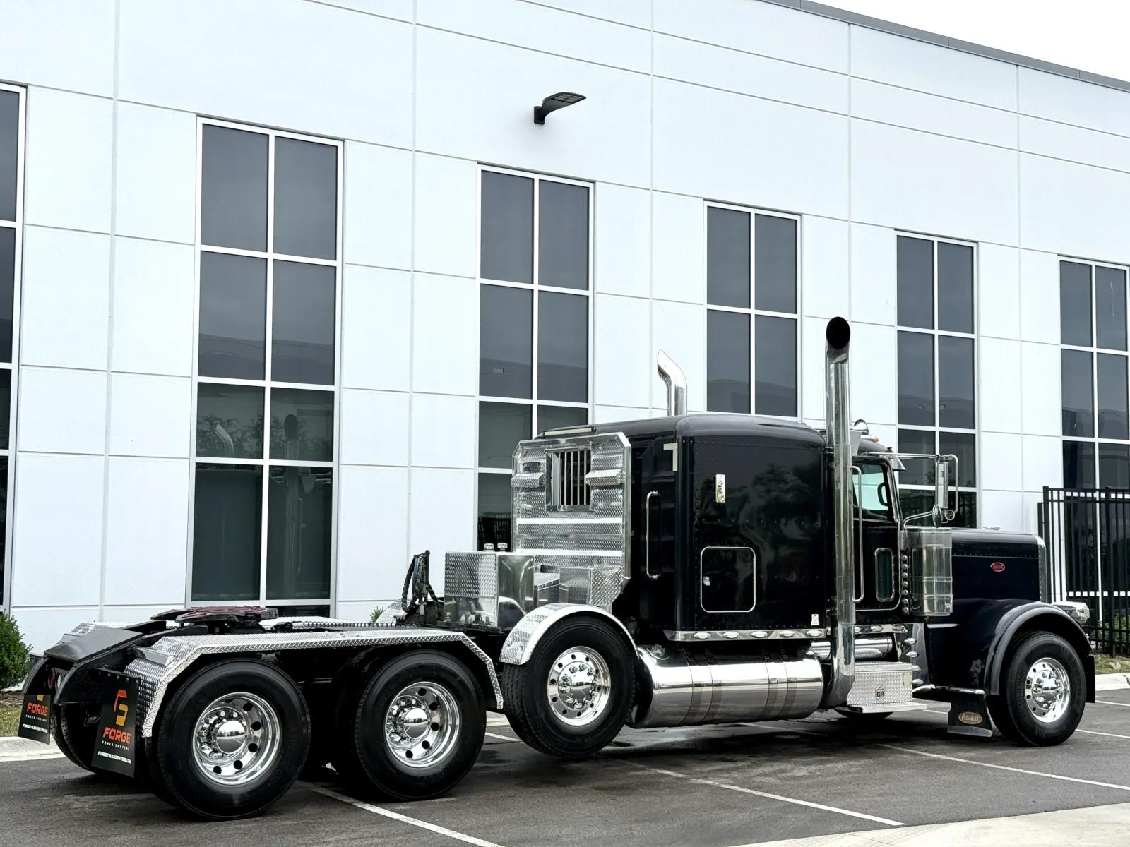 2014 Peterbilt 389 in New Lenox, IL — photo 5