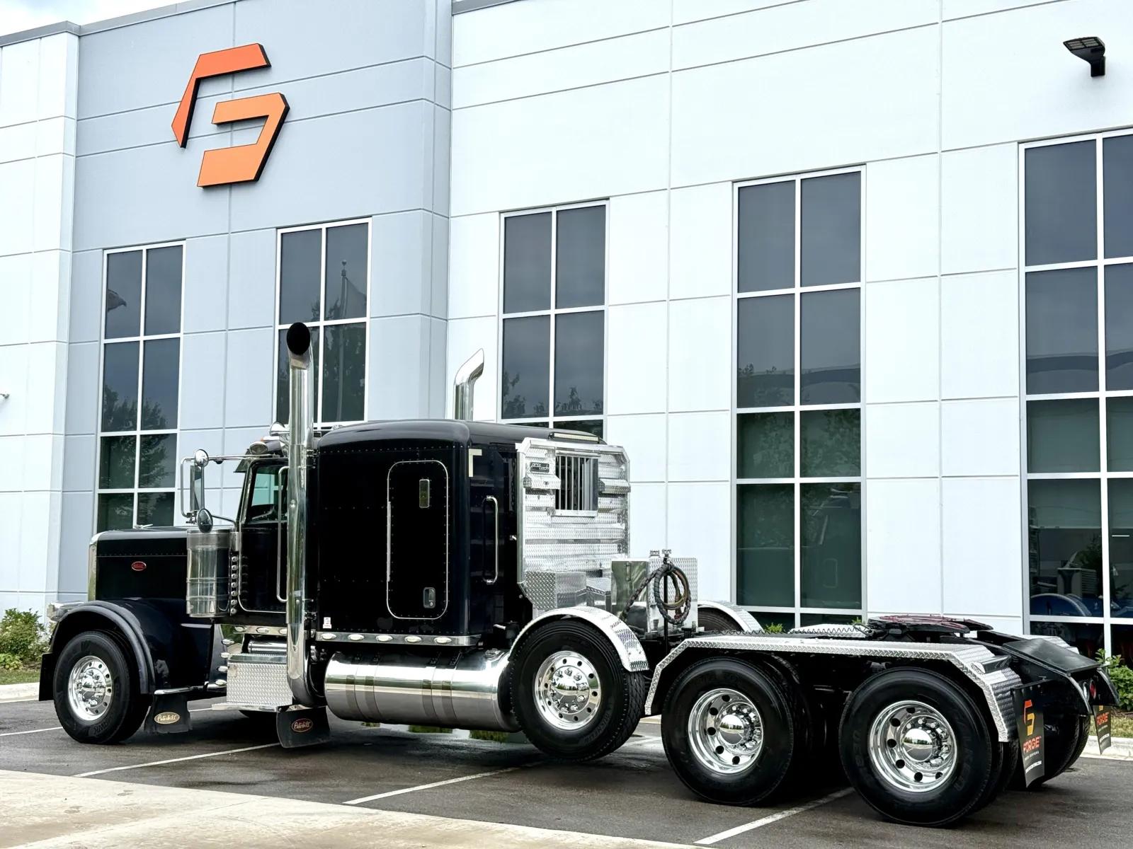 2014 Peterbilt 389 in New Lenox, IL — photo 6