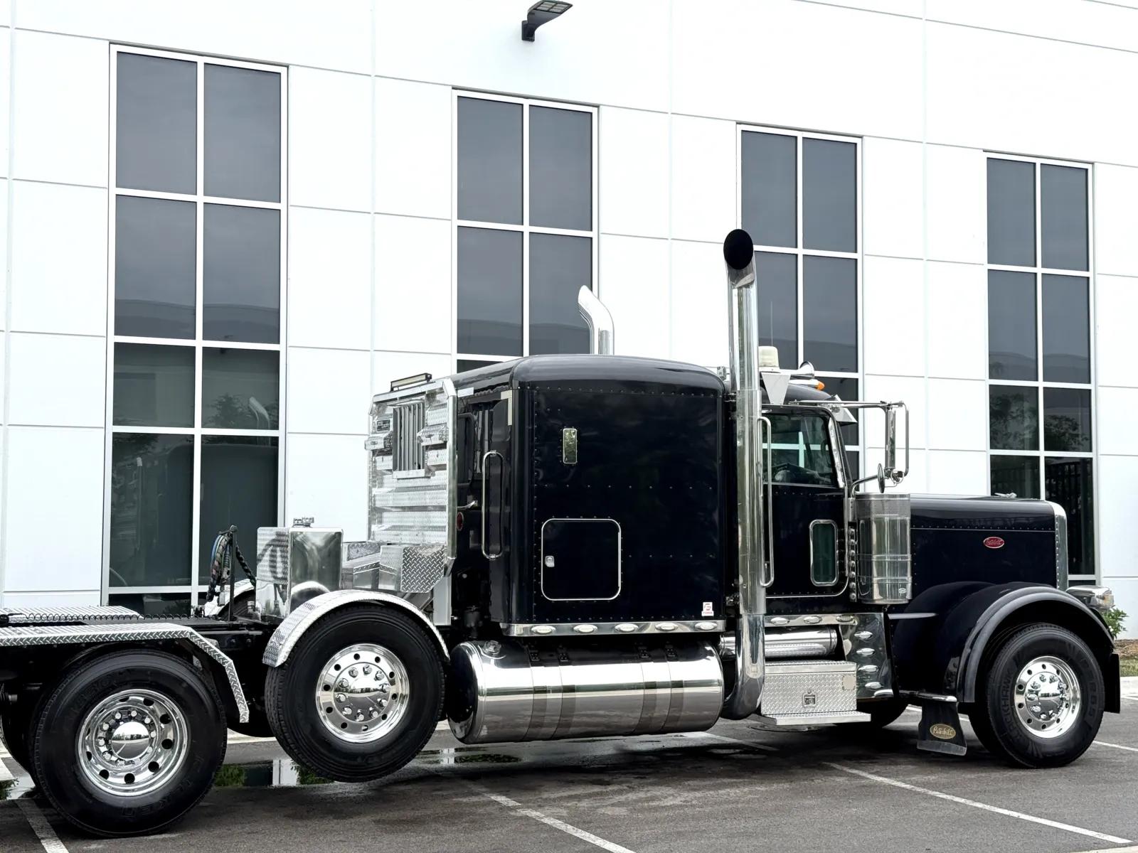 2014 Peterbilt 389 in New Lenox, IL — photo 7