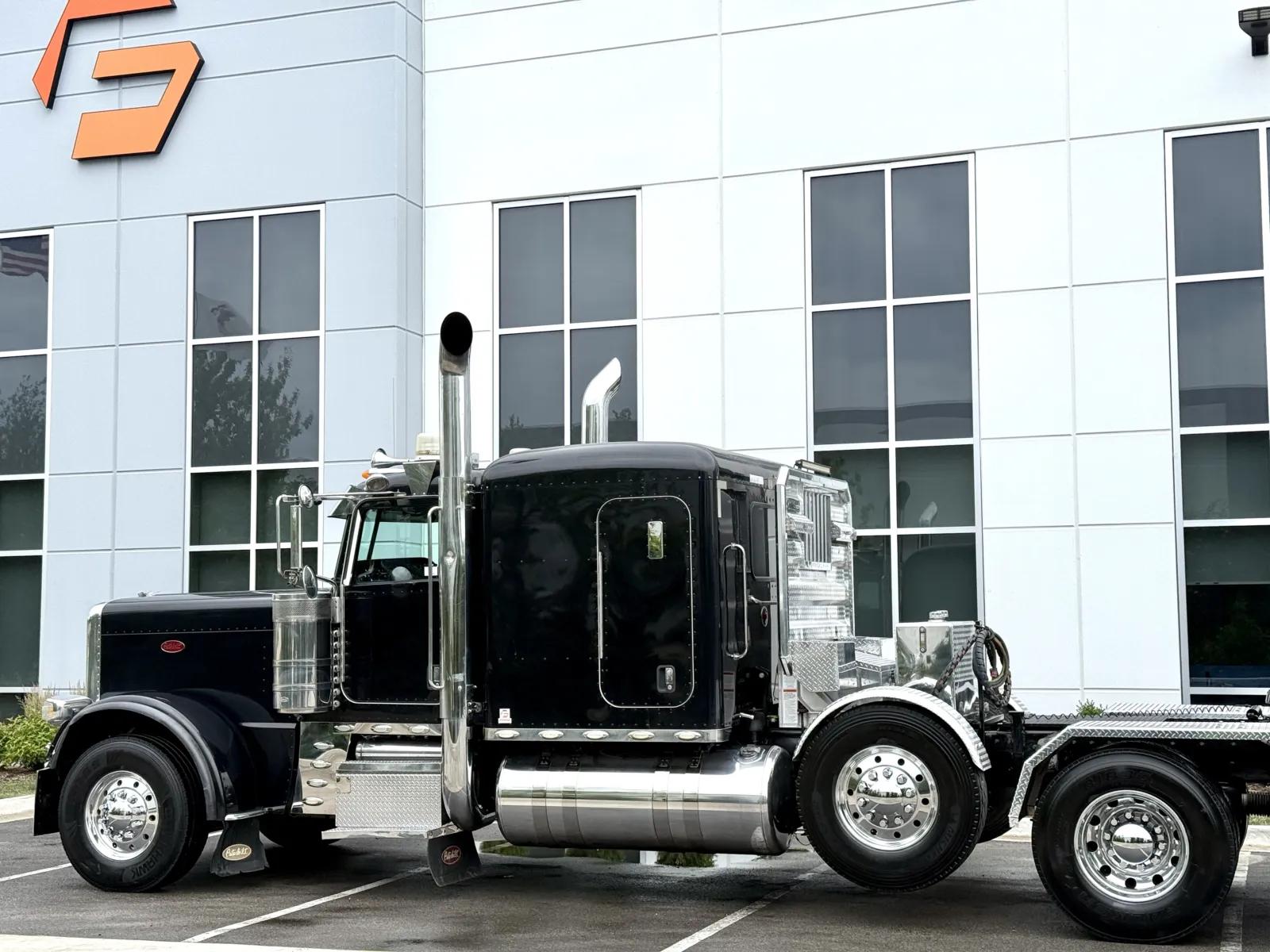 2014 Peterbilt 389 in New Lenox, IL — photo 8