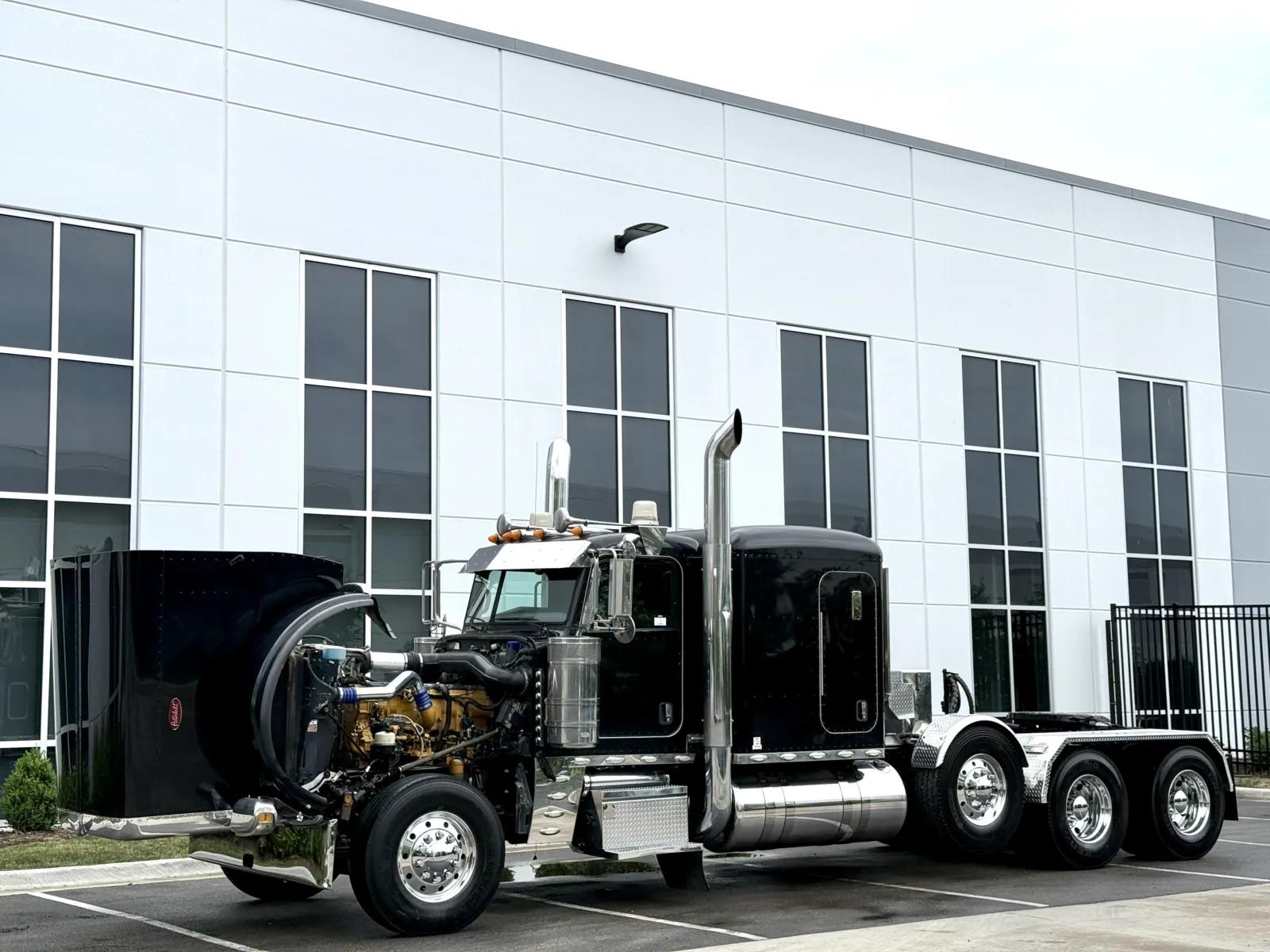 2014 Peterbilt 389 in New Lenox, IL — photo 10