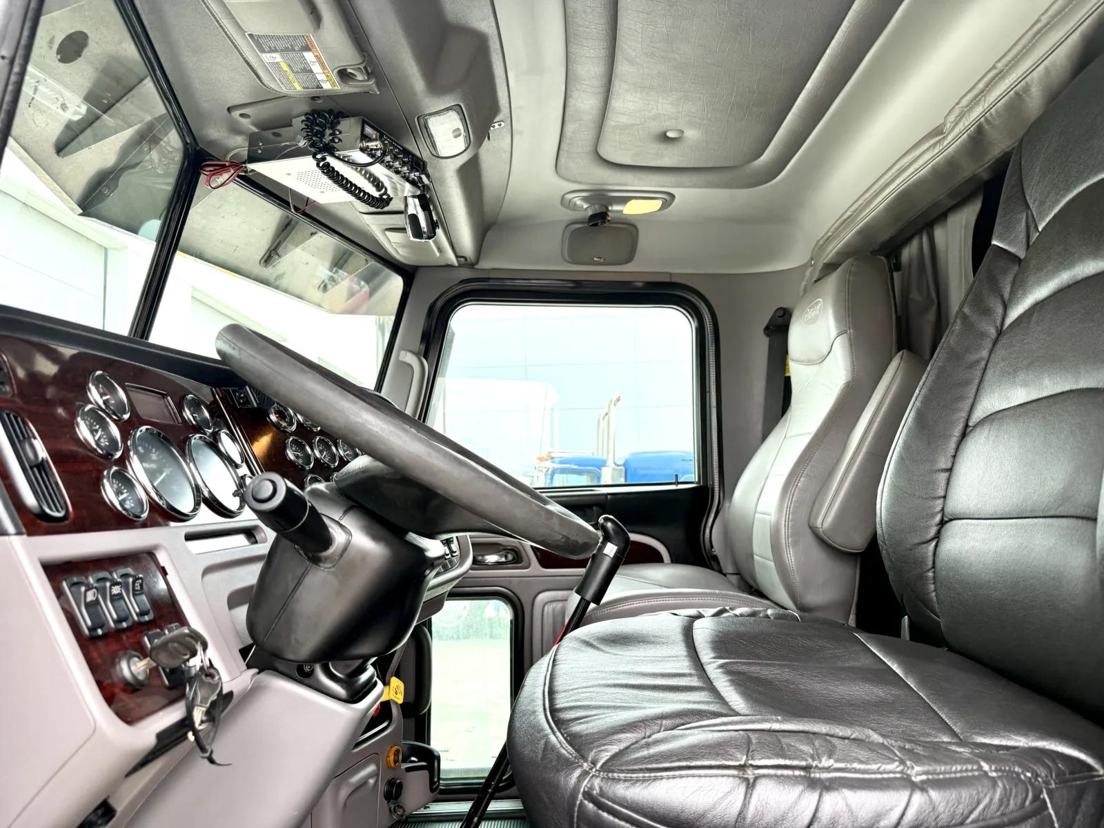 2014 Peterbilt 389 in New Lenox, IL — photo 14