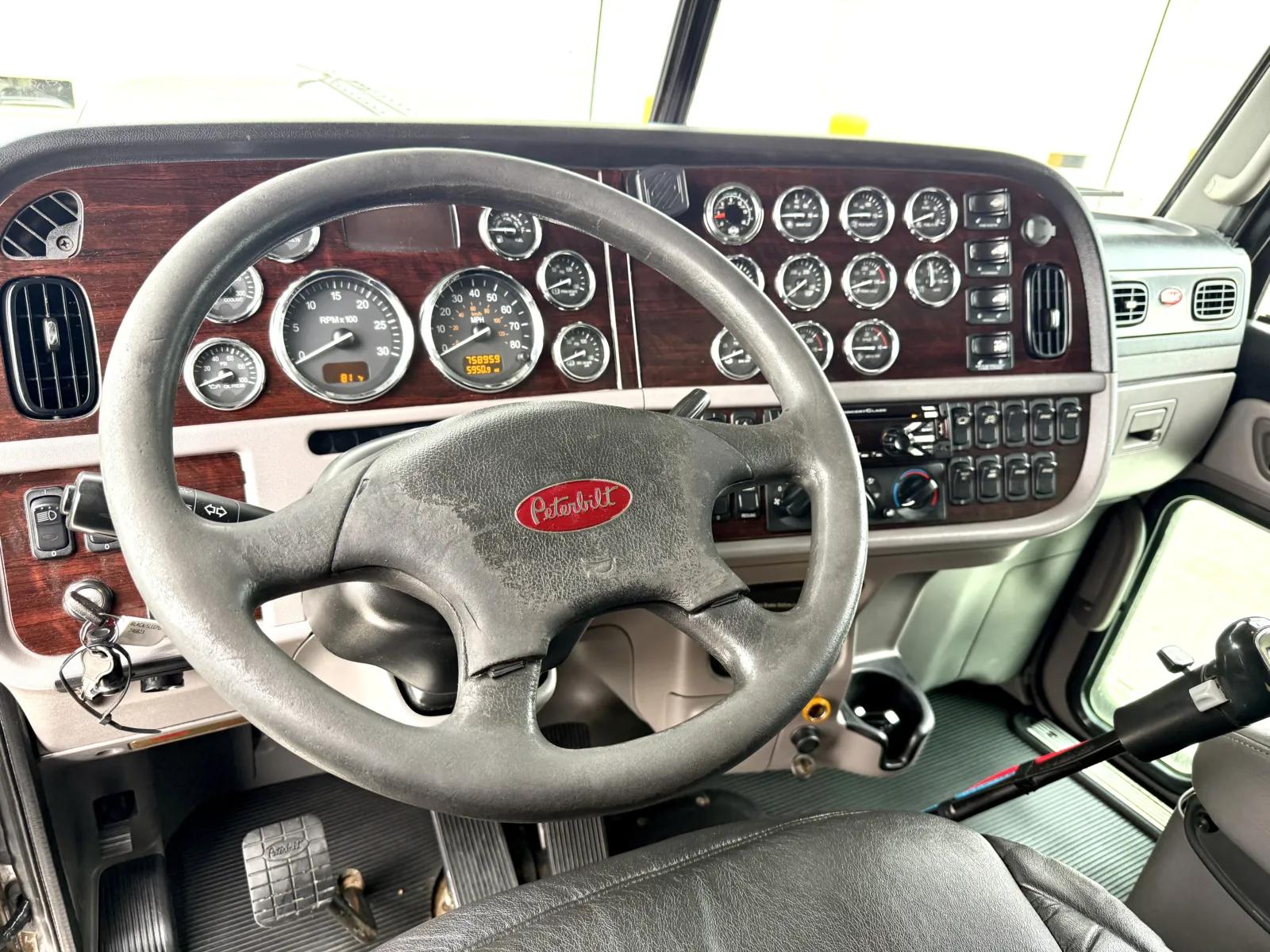 2014 Peterbilt 389 in New Lenox, IL — photo 15