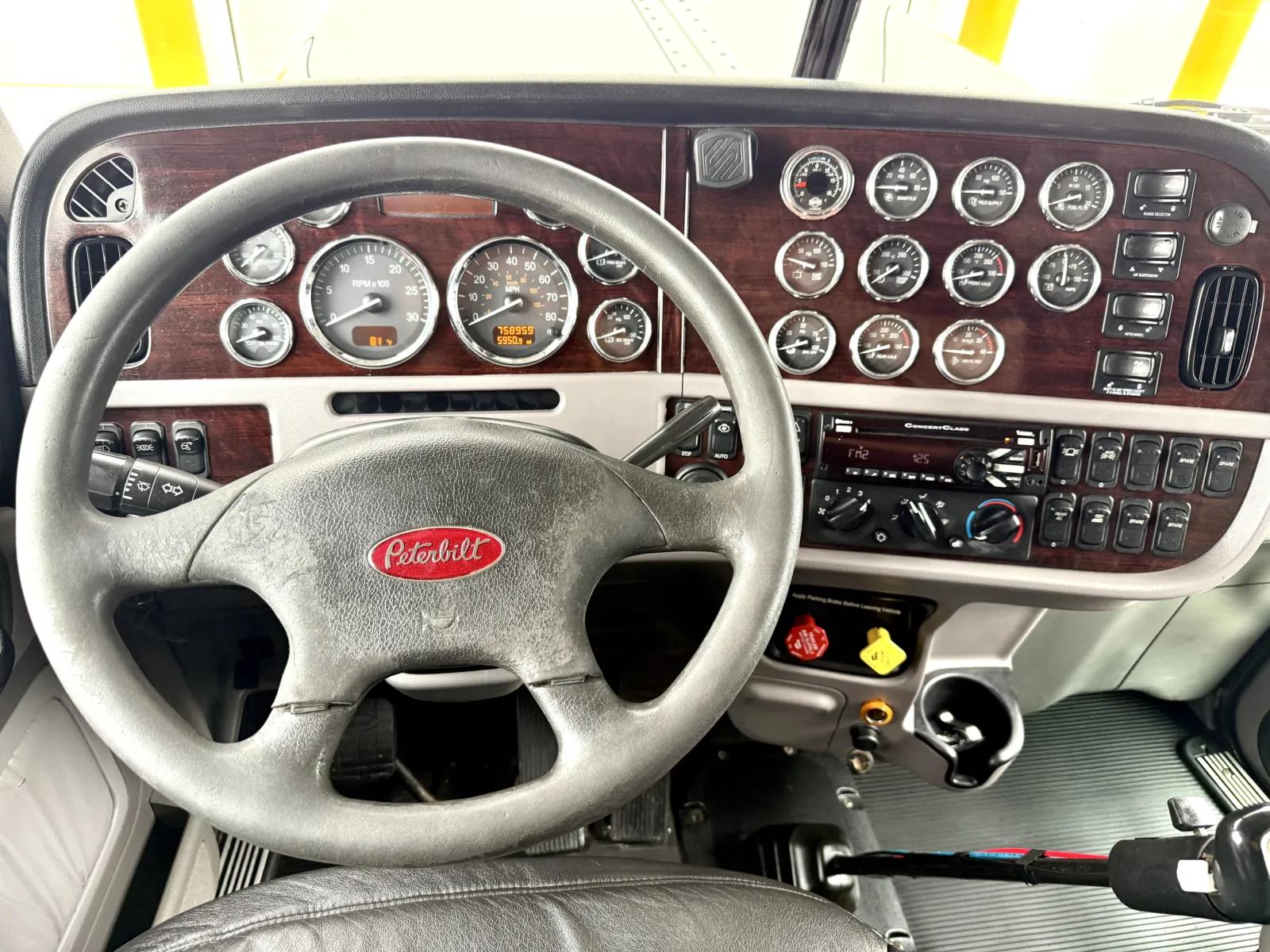 2014 Peterbilt 389 in New Lenox, IL — photo 16