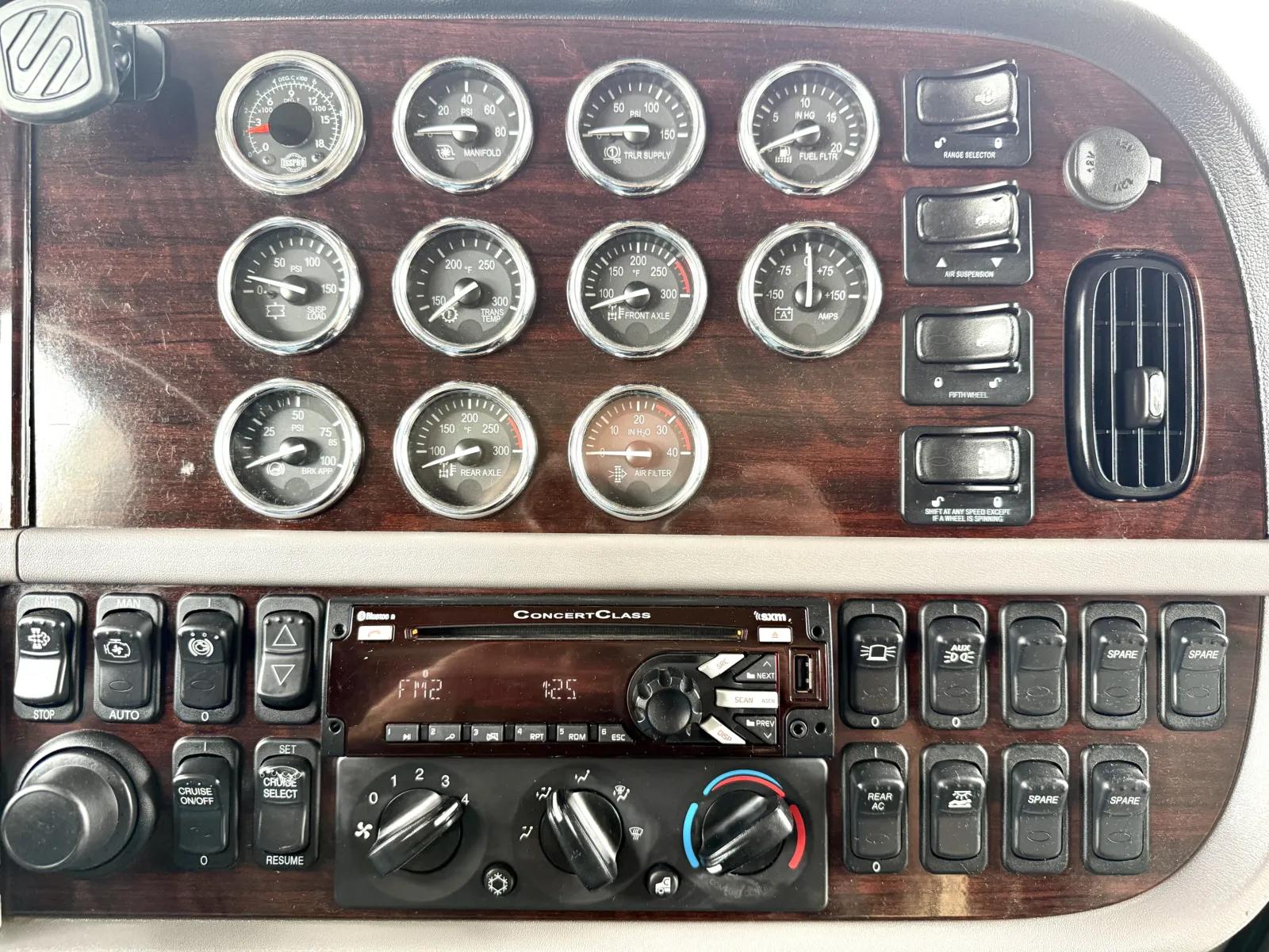 2014 Peterbilt 389 in New Lenox, IL — photo 18