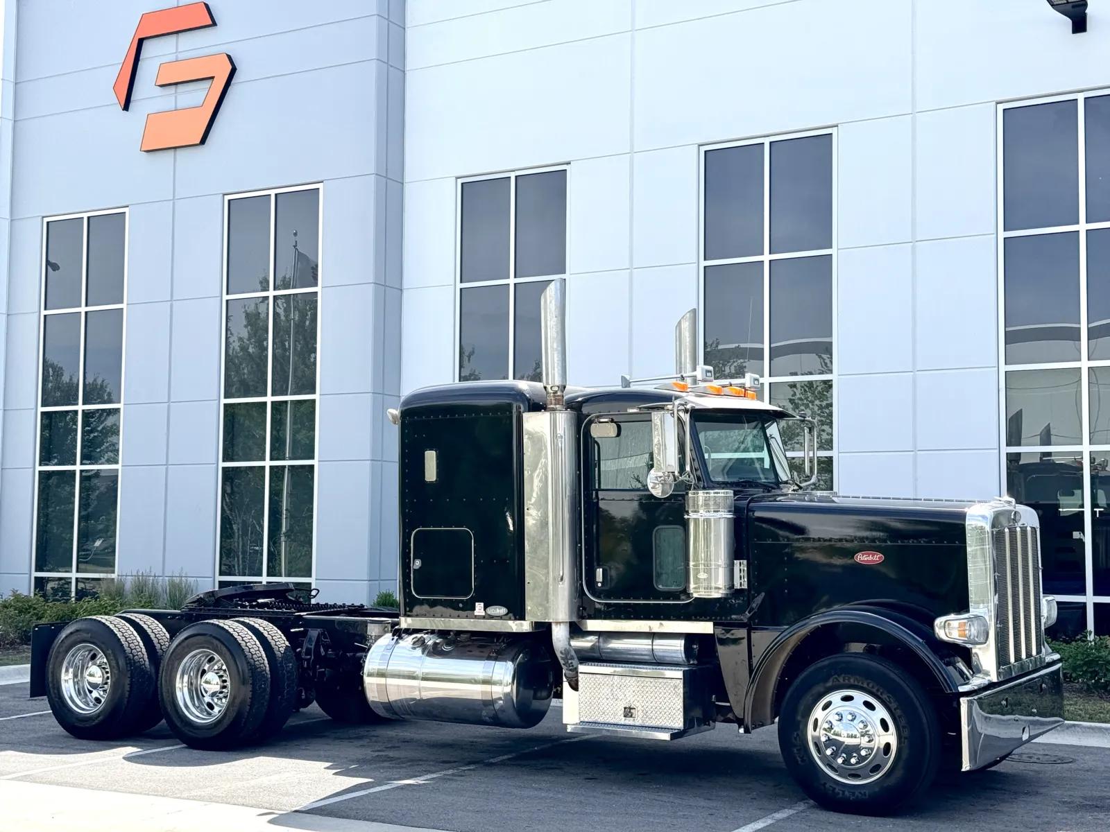 2008 Peterbilt 388 in New Lenox, IL — photo 2