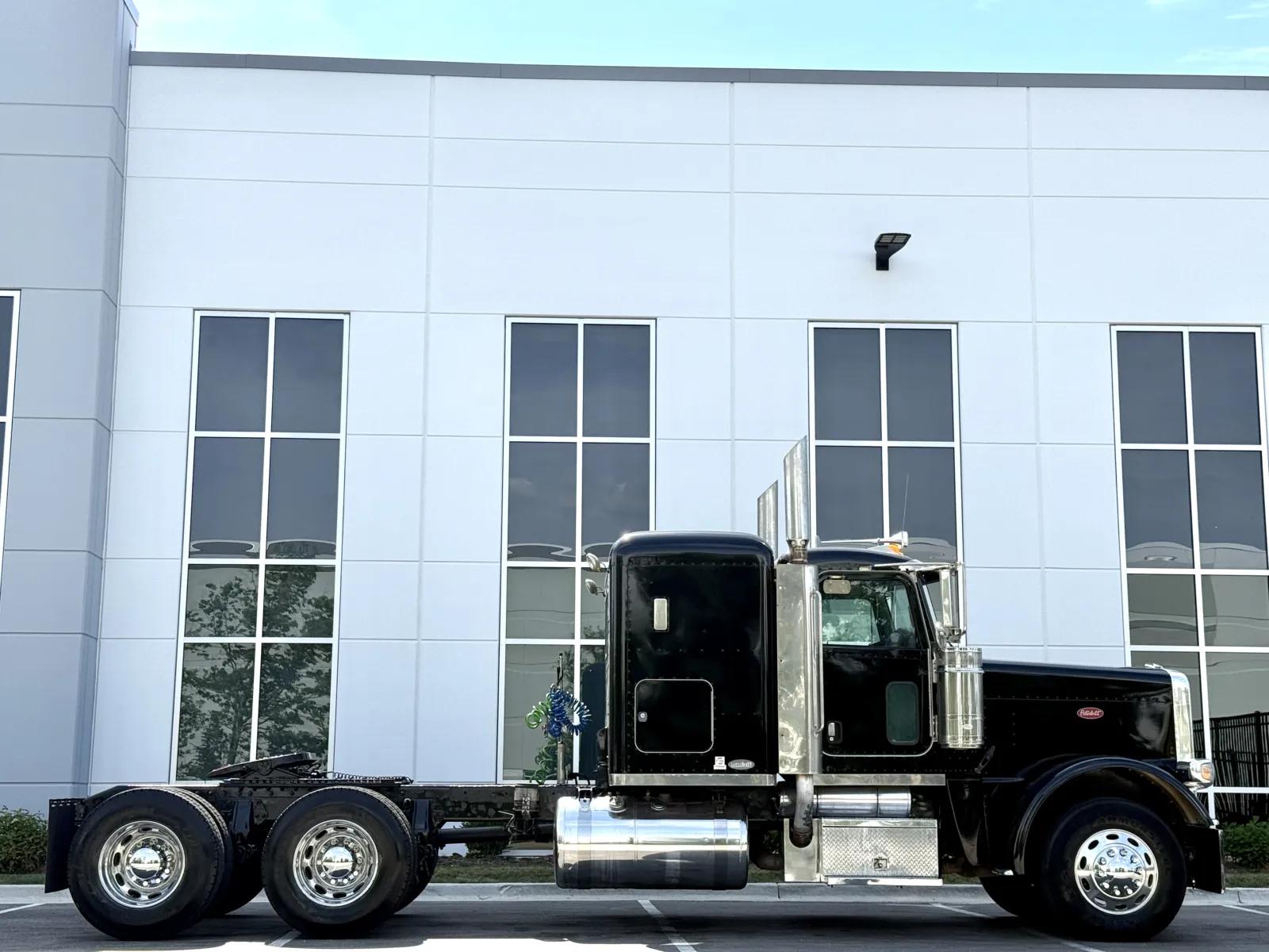 2008 Peterbilt 388 in New Lenox, IL — photo 3
