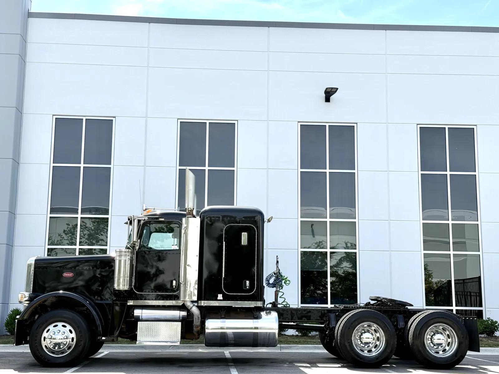2008 Peterbilt 388 in New Lenox, IL — photo 4