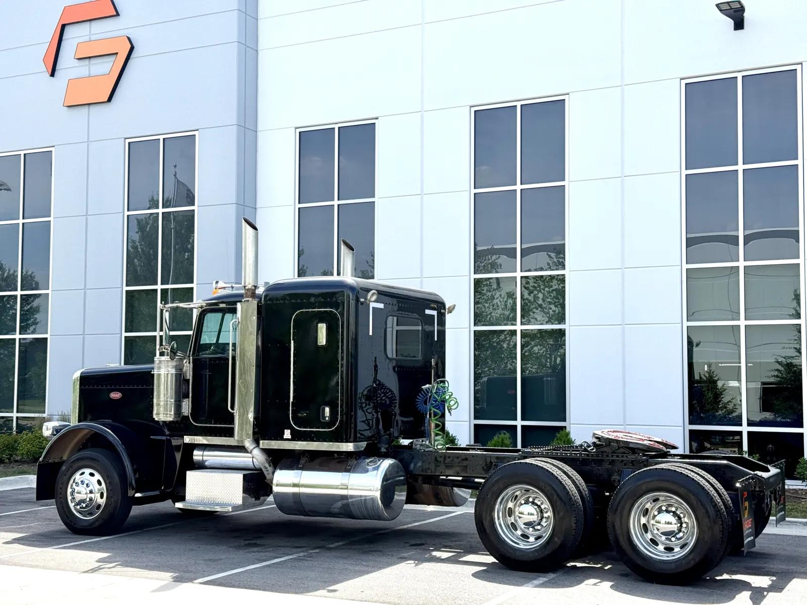 2008 Peterbilt 388 in New Lenox, IL — photo 6