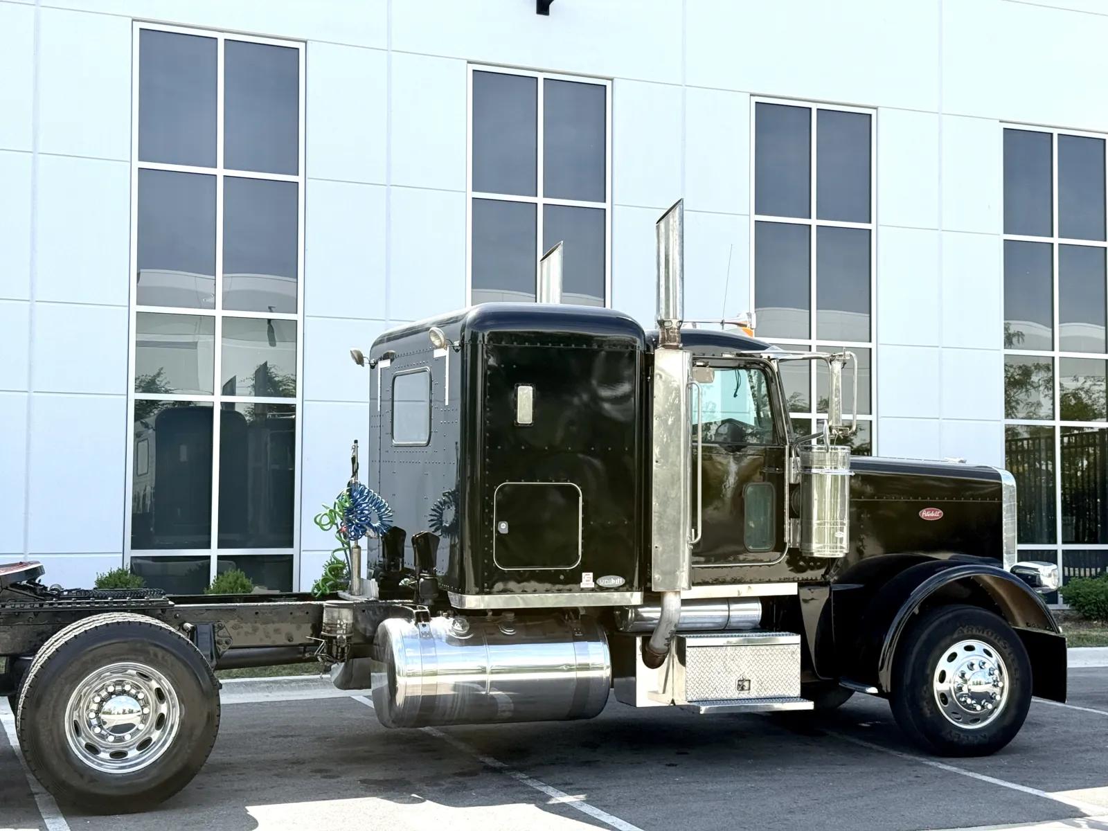 2008 Peterbilt 388 in New Lenox, IL — photo 7