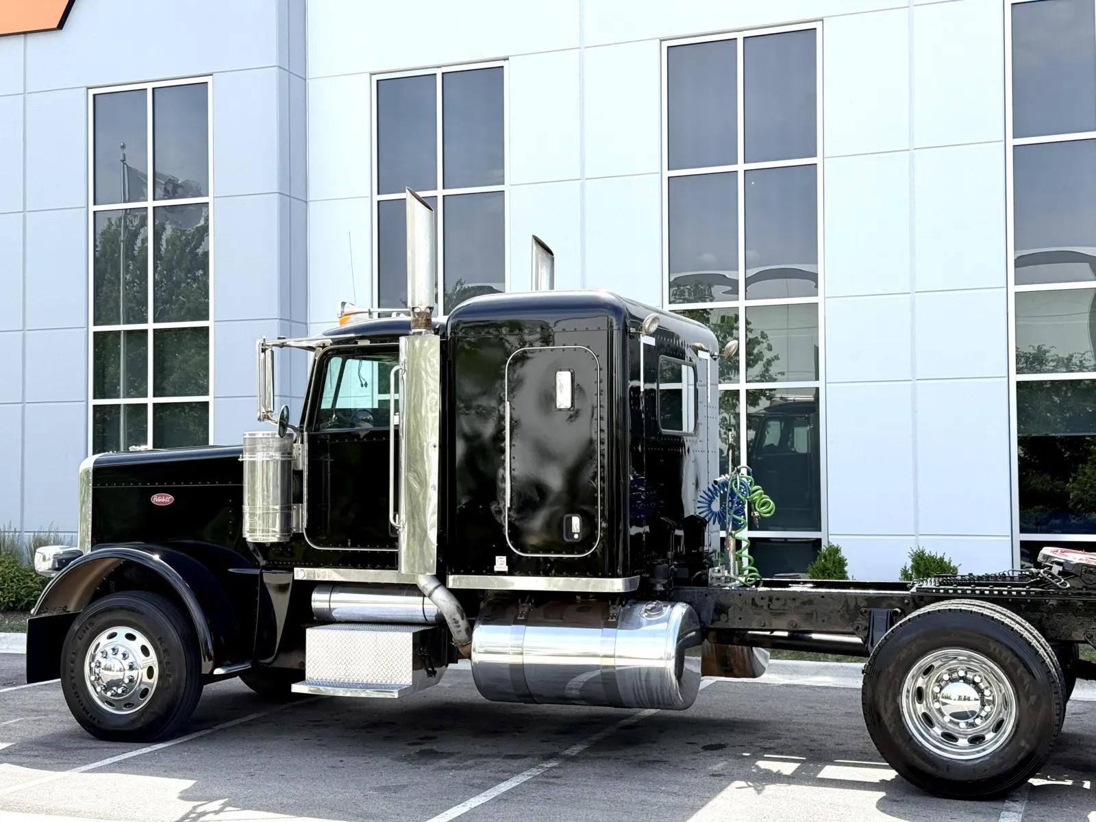 2008 Peterbilt 388 in New Lenox, IL — photo 8