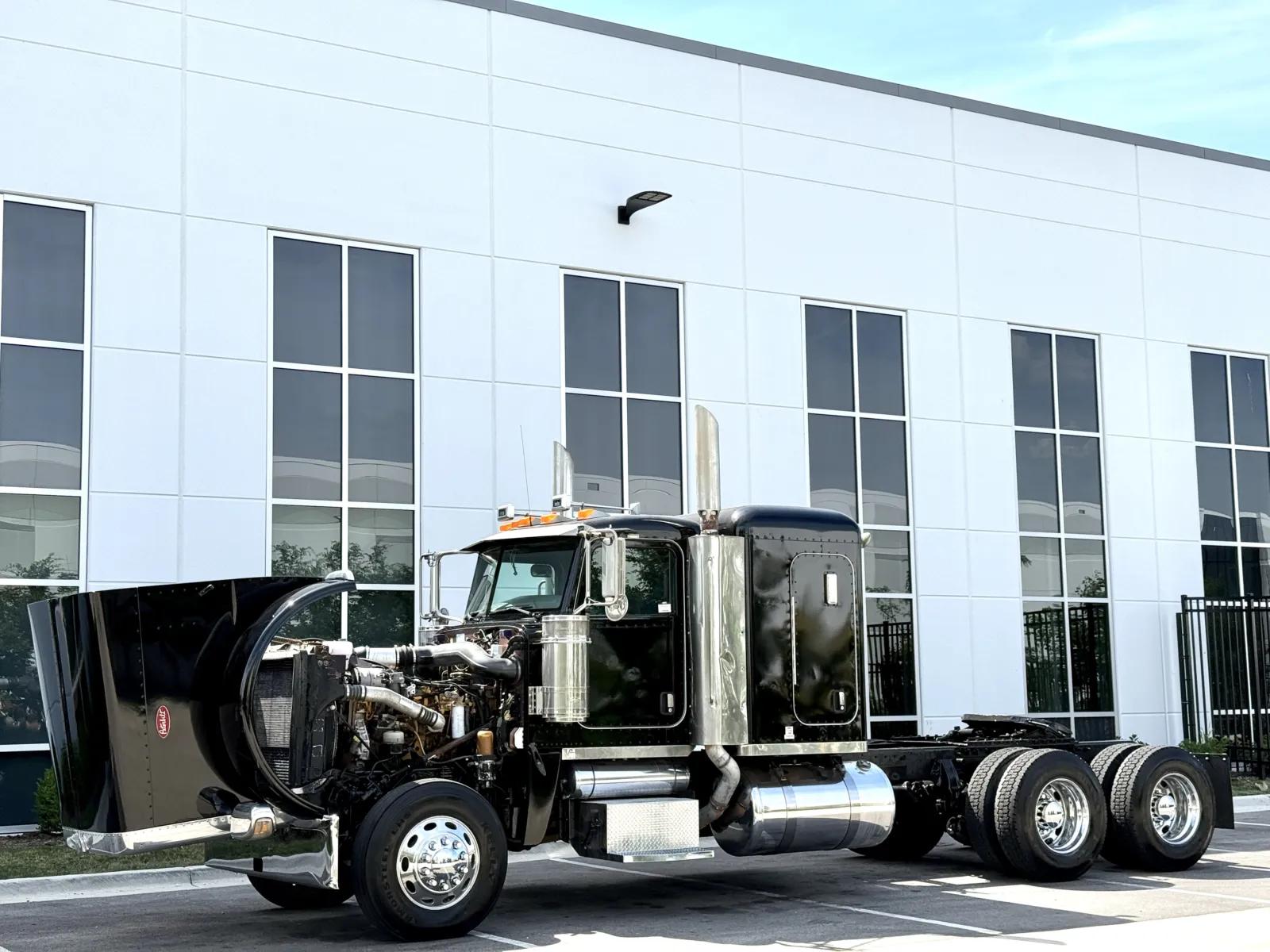 2008 Peterbilt 388 in New Lenox, IL — photo 10