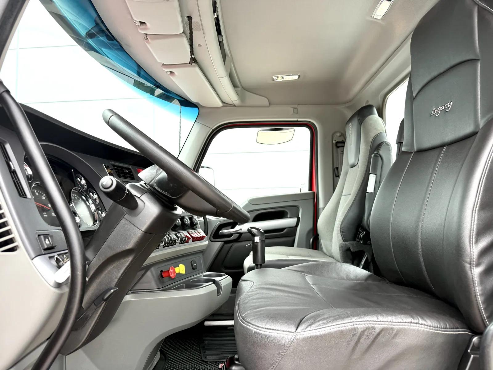 2022 Kenworth T880 in New Lenox, IL — photo 14