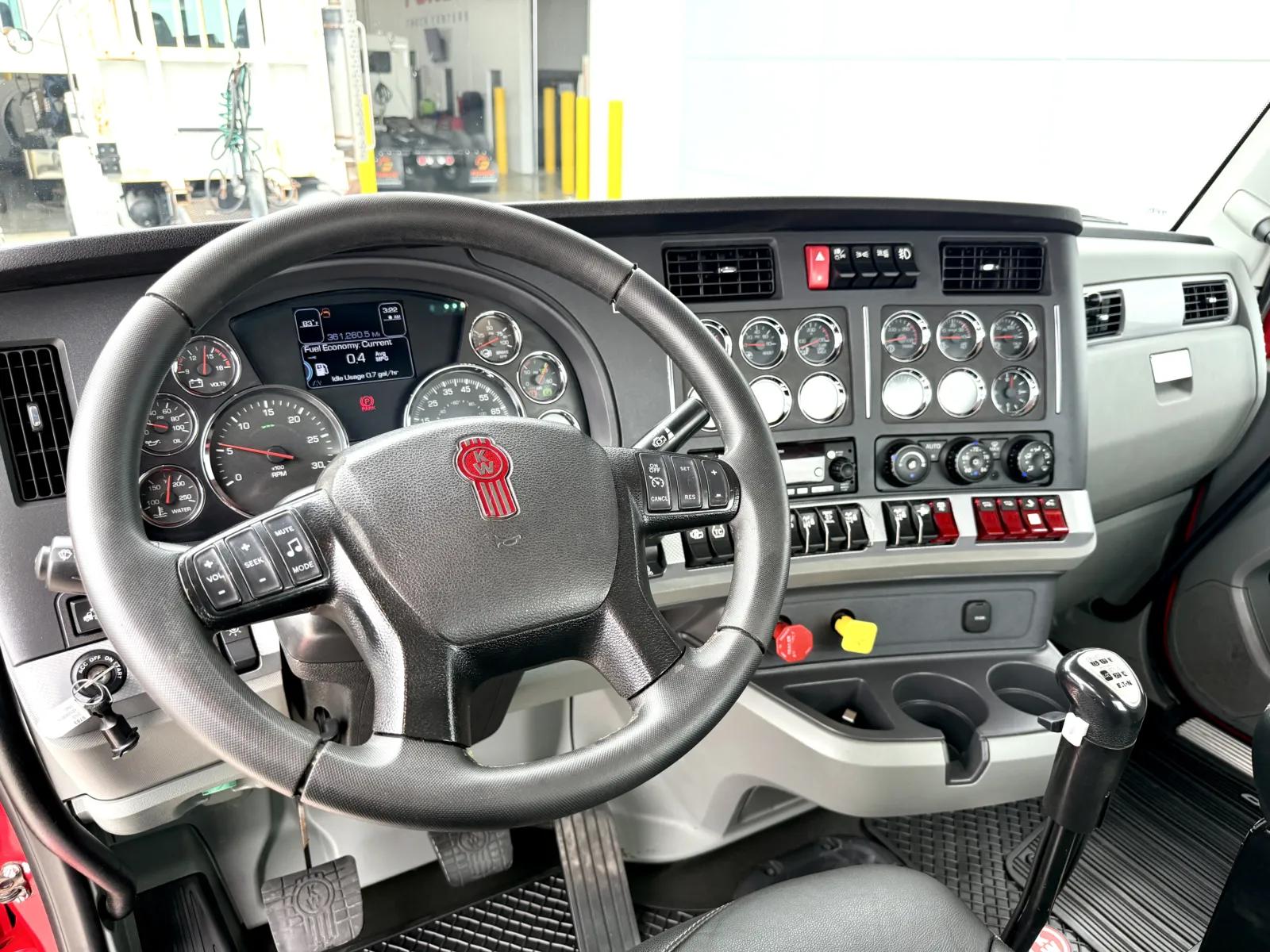 2022 Kenworth T880 in New Lenox, IL — photo 15