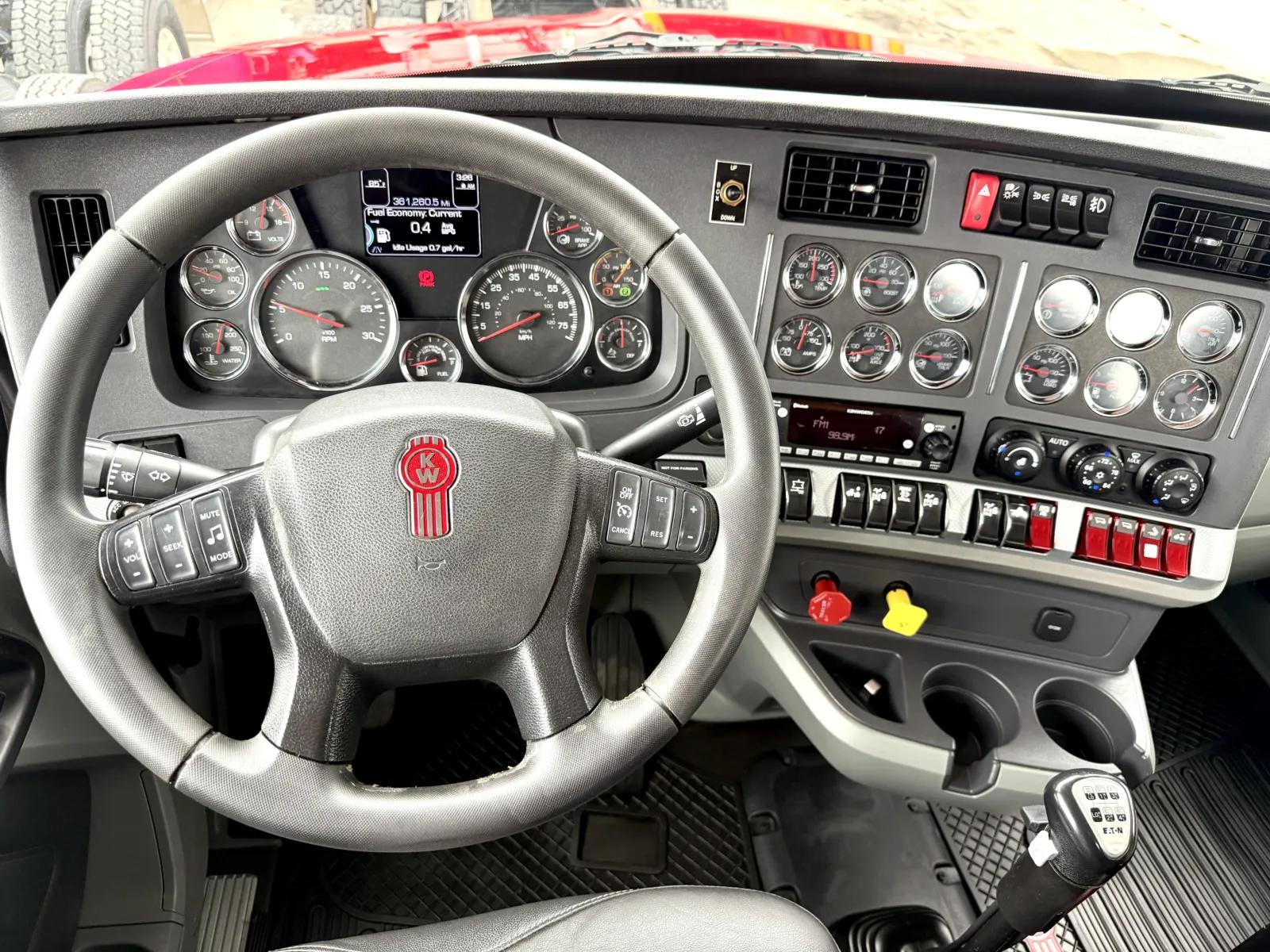 2022 Kenworth T880 in New Lenox, IL — photo 16